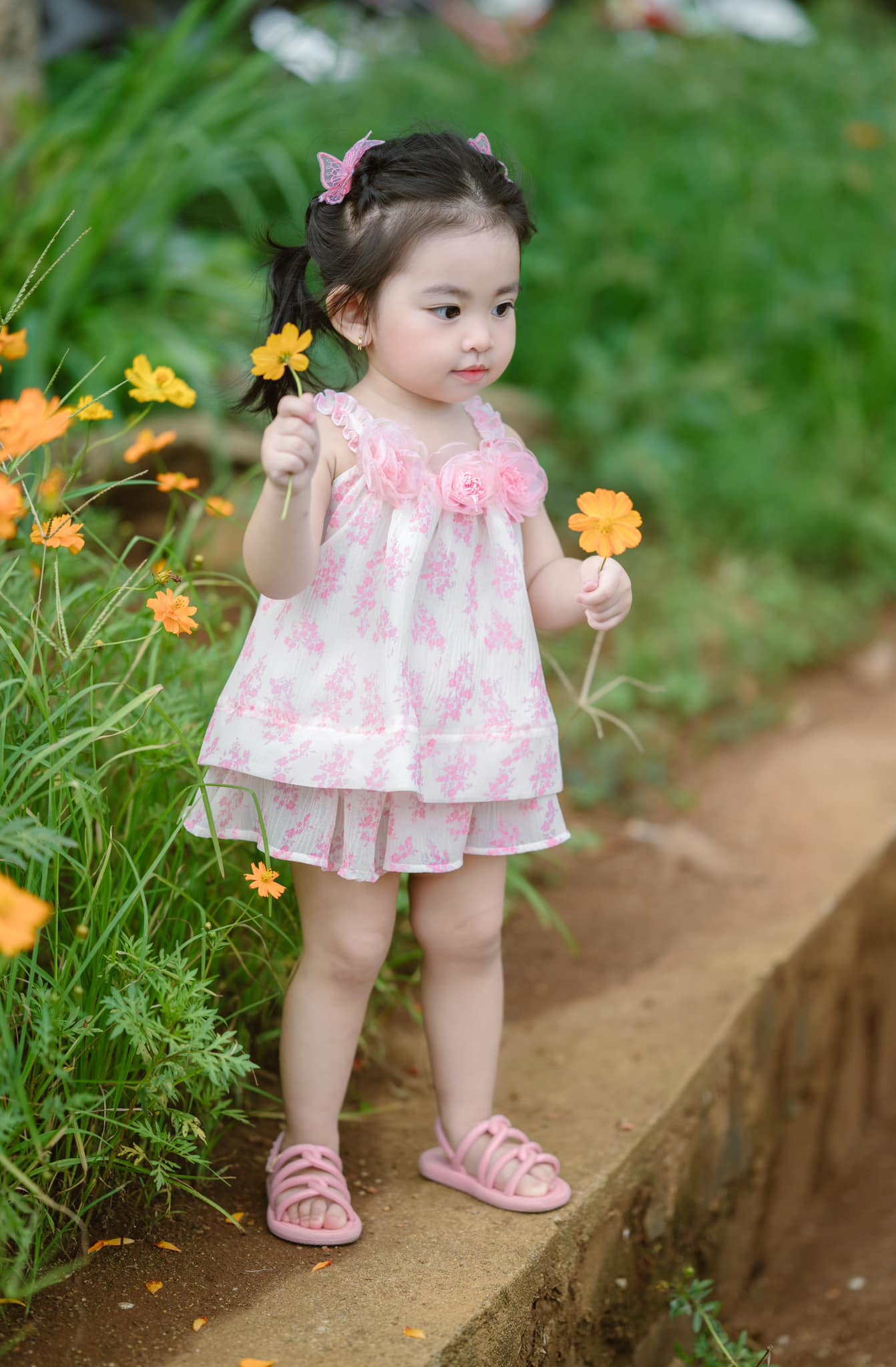 [🆕🇻🇳]  BB design – Chuyên đồ thiết kế dành cho mẹ và công chúa nhỏ 🧑‍🧒❤️️👶⭐️ Bánh bèo bánh nậm này xinh yêu quá.  E mua đc cây vải xịn giá rẻ, số lượng có hạn, không tái sản xuất ạ.
Set tơ nhí hồng: 195k
Set gồm: áo + chân váy liền , shares-2✔️ , likes-23❤️️ , date-2024-06-28 19:03:13🇻🇳🇻🇳🇻🇳📰🆕