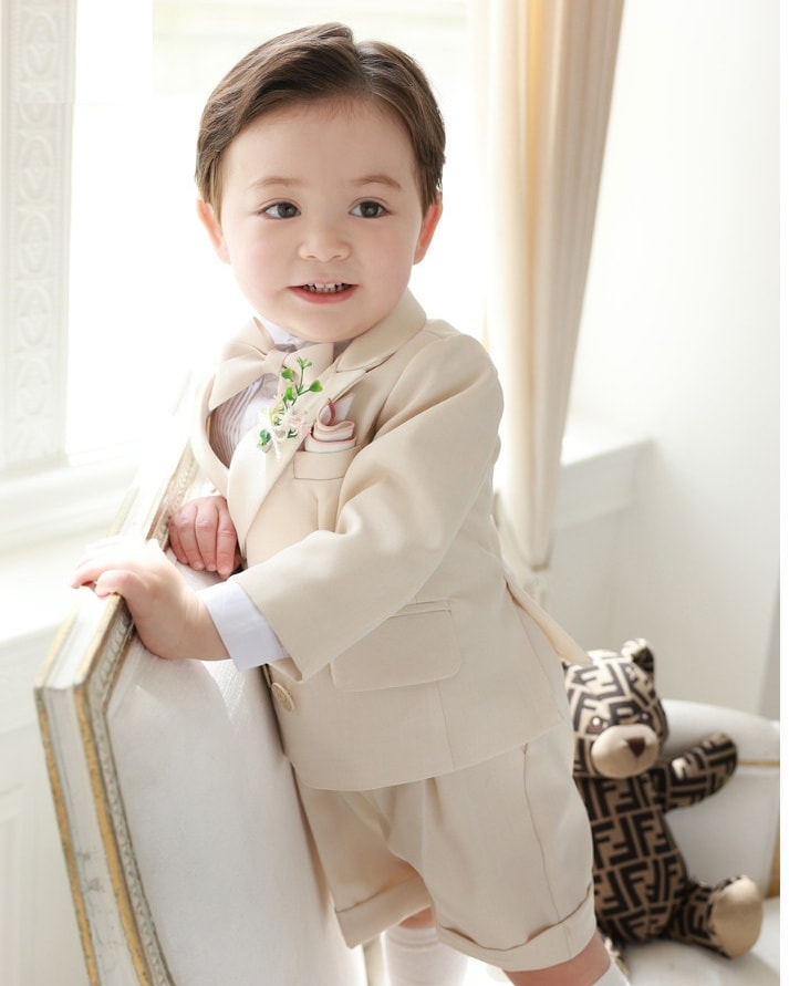 [🆕🇻🇳]  MMKID aims to bring kids the most high fashionable and high quality party design 🧑‍🧒❤️️👶⭐️ Mẹ đã chuẩn bị trang phục gì cho tiệc thôi nôi hay tiệc sinh nhật đầy trang trọng và chỉnh chu cho bé yêu nhà mình chưa ạ? Với thiết kế vest Texudo cho bé  , shares-2✔️ , likes-9❤️️ , date-2024-07-06 09:59:03🇻🇳🇻🇳🇻🇳📰🆕