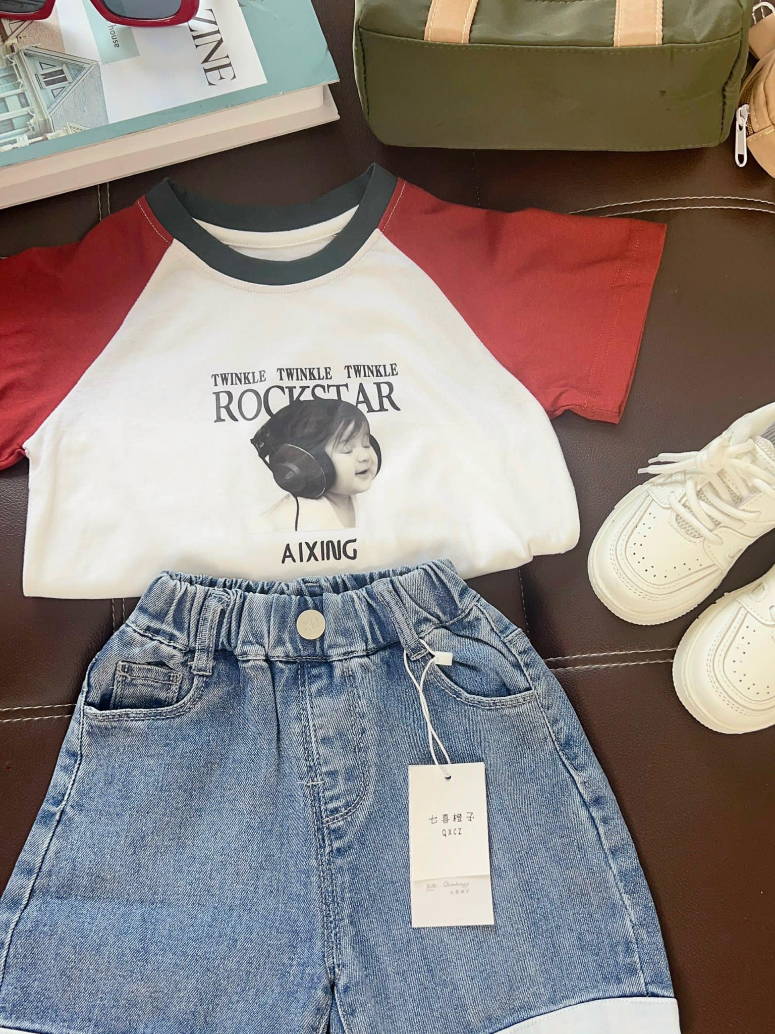 [🆕🇻🇳] KID Clothing – Quần Áo Bé Thóc – CHUYÊN HÀNG QUẢNG CHÂU 🧑‍🧒❤️️👶⭐️ Trời ơiiii… Jean gì đâu mà mềm sụn thế này cơ chứ
Thiết kế dáng Hàn đẹp xỉu vs thiết kế quá là đỉnh lun
Chất liệu dạng jean giấy cao cấp, mỏng mềm mát , shares-0✔️ , likes-3❤️️ , date-2024-07-02 17:49:21🇻🇳🇻🇳🇻🇳📰🆕