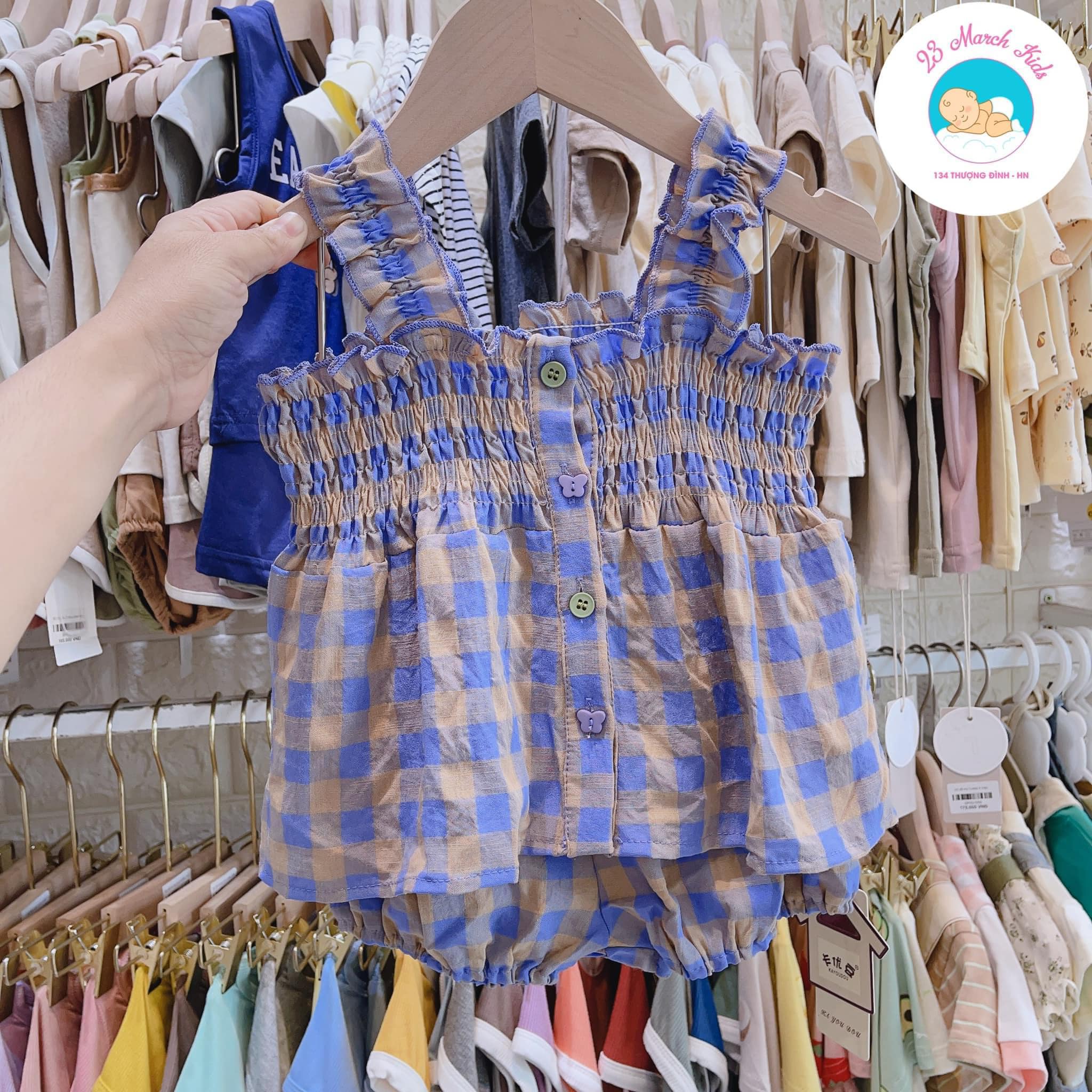 [🆕🇻🇳] 23 March Store- Thời trang trẻ em cao cấp 🧑‍🧒❤️️👶⭐️ Bộ đồ 2s bên e vẫn sẵn nhé các ty ơiii
Inbox để được bên em tư vấn size nhaaa, shares-0✔️ , likes-2❤️️ , date-2024-07-04 07:30:20🇻🇳🇻🇳🇻🇳📰🆕