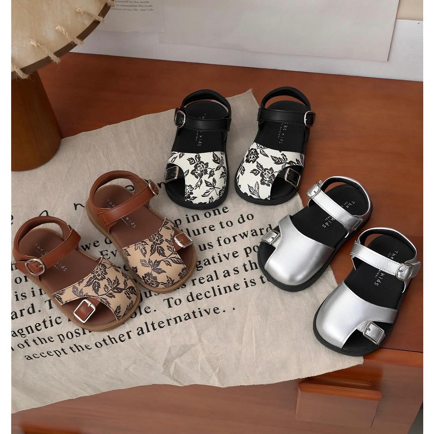 [🆕🇻🇳]  Penguin Bebe – Chuyên order cho bé 🧑‍🧒❤️️👶⭐️ Mã giày dành riêng cho công chúa quá xuất sắc. Màu sắc và hoạ tiết vintage dễ phối đồ. Em này dự là sẽ sold out rất nhanh đó ạ nên mom order liền cho bé nh , shares-0✔️ , likes-0❤️️ , date-2024-07-07 17:12:47🇻🇳🇻🇳🇻🇳📰🆕