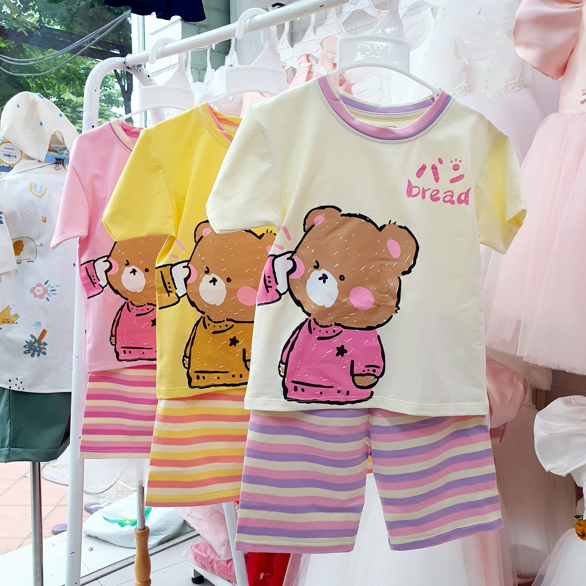 [🆕🇻🇳] Beekids – Quần Áo Trẻ Em & Phụ Kiện – Thời trang trẻ em BEE chuyên về quần áo trẻ em cao cấp cho bé từ 1-14 tuổi 🧑‍🧒❤️️👶⭐️ Xinh xỉu luoyn Mẹ sắm ngay luôn 3  bộ 3 màu khác nhau cho bé luôn nha, mặc thay đổi nè Màu nào cũng đẹp
, shares-0✔️ , likes-3❤️️ , date-2024-07-05 23:41:26🇻🇳🇻🇳🇻🇳📰🆕