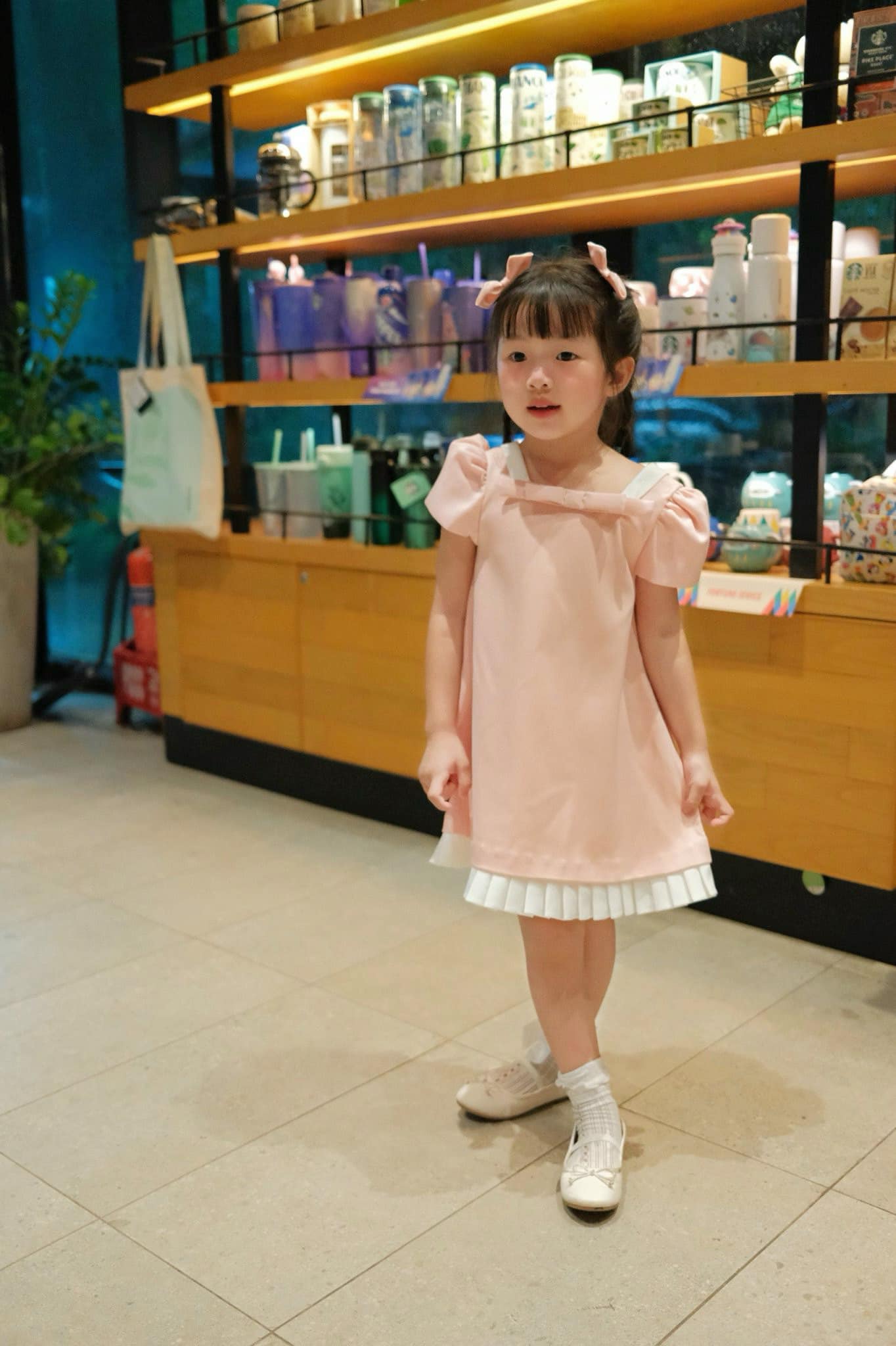 [🆕🇻🇳] HEHEHIHI – Cửa hàng nhỏ bán quần áo 🧑‍🧒❤️️👶⭐️ 𝐋𝐚𝐮𝐫𝐚 𝐃𝐫𝐞𝐬𝐬 𝐰𝐢𝐭𝐡 𝐞𝐦 𝐛𝐞́ 𝐇𝐄𝐇𝐈Đắm chìm trong sự đáng yêu của Laura Dress – chiếc váy siêu yêu với tone hồng baby. Với điểm nhấn là chiếc nơ trước ngực, bé , shares-0✔️ , likes-7❤️️ , date-2024-07-07 21:07:00🇻🇳🇻🇳🇻🇳📰🆕