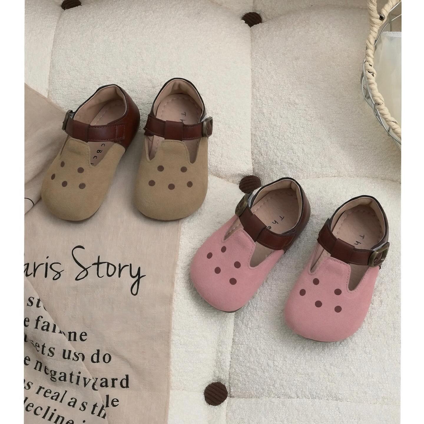 [🆕🇻🇳]  Penguin Bebe – Chuyên order cho bé 🧑‍🧒❤️️👶⭐️ Một em giày da lộn với điểm nhấn chấm bi lạ mắt nhưng không hề kén chân. Hai tone màu dành cho cả bé trai lẫn bé gái mom nào thích style này order đi ạSi , shares-0✔️ , likes-0❤️️ , date-2024-07-07 16:46:49🇻🇳🇻🇳🇻🇳📰🆕