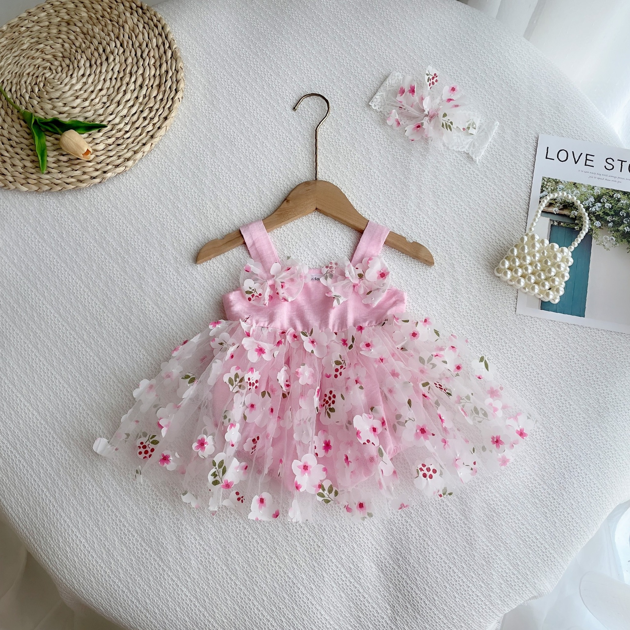 [🆕🇻🇳]  Babi Shop-Đồ thiết kế cho công chúa nhỏ của Mẹ! 🧑‍🧒❤️️👶⭐️ NỔI BẬT CÙNG SẮC HOA
Body 2 dây lưới hoa bông đính nổi cao cấp, chất liệu mới năm nay, siêu mềm, siêu đẹp, hoa đính chắc chắn – BB103
Chất liệu: Đũi t , shares-0✔️ , likes-5❤️️ , date-2024-07-04 01:22:07🇻🇳🇻🇳🇻🇳📰🆕