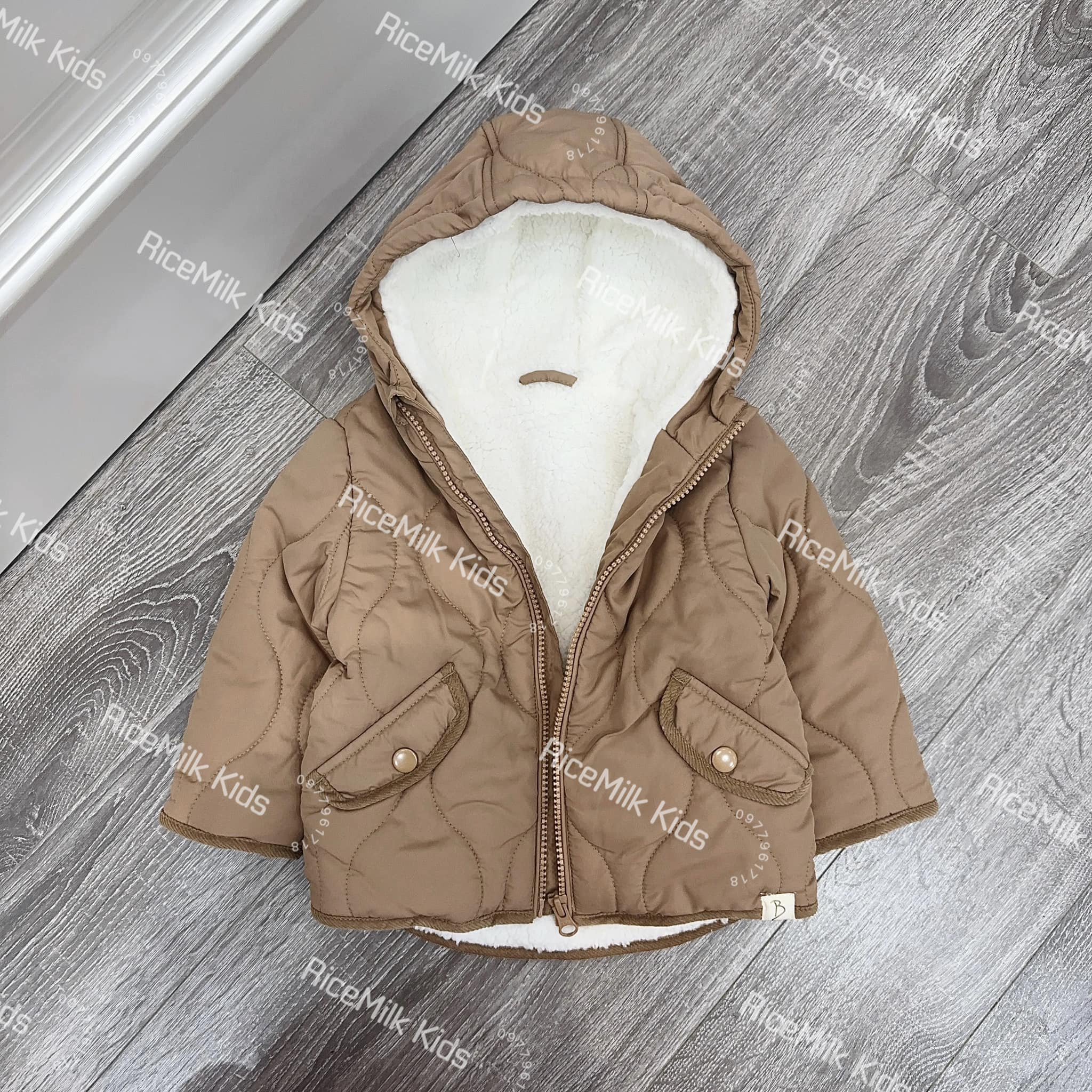 [🆕🇻🇳] RiceMilk Kids – thời trang trẻ em xuất khẩu 😎❤️️⭐️ Link shopee:
Áo khoác #George dư xịn cho bé, dòng cao cấp xịn xò. Dáng và màu unisex bé trai hay gái đều mặc được ạ. Áo rất nhẹ, bề mặt phao chống thấm nư , shares-0✔️ , likes-9❤️️ , date-2024-07-07 21:19:21🇻🇳🇻🇳🇻🇳📰🆕