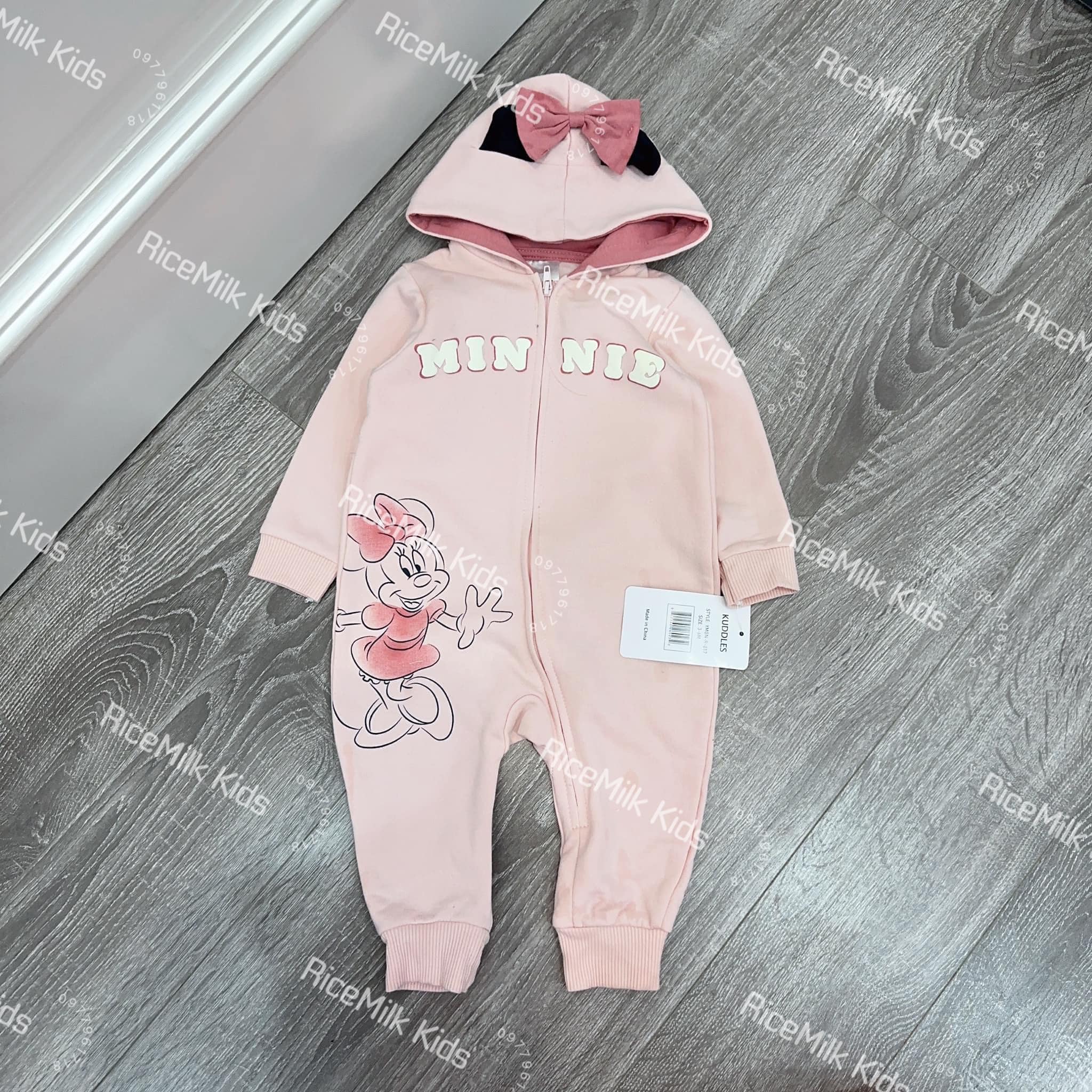 Quà tặng cho mẹ sắp sinh
Body #Disney dư xịn cho bé nhí. Chất nỉ bông mềm mại, khoá kéo tiện lợi, màu hồng pastel xinh xỉu.
0-3m 3-6m 6-9m 9-12m 12-18m