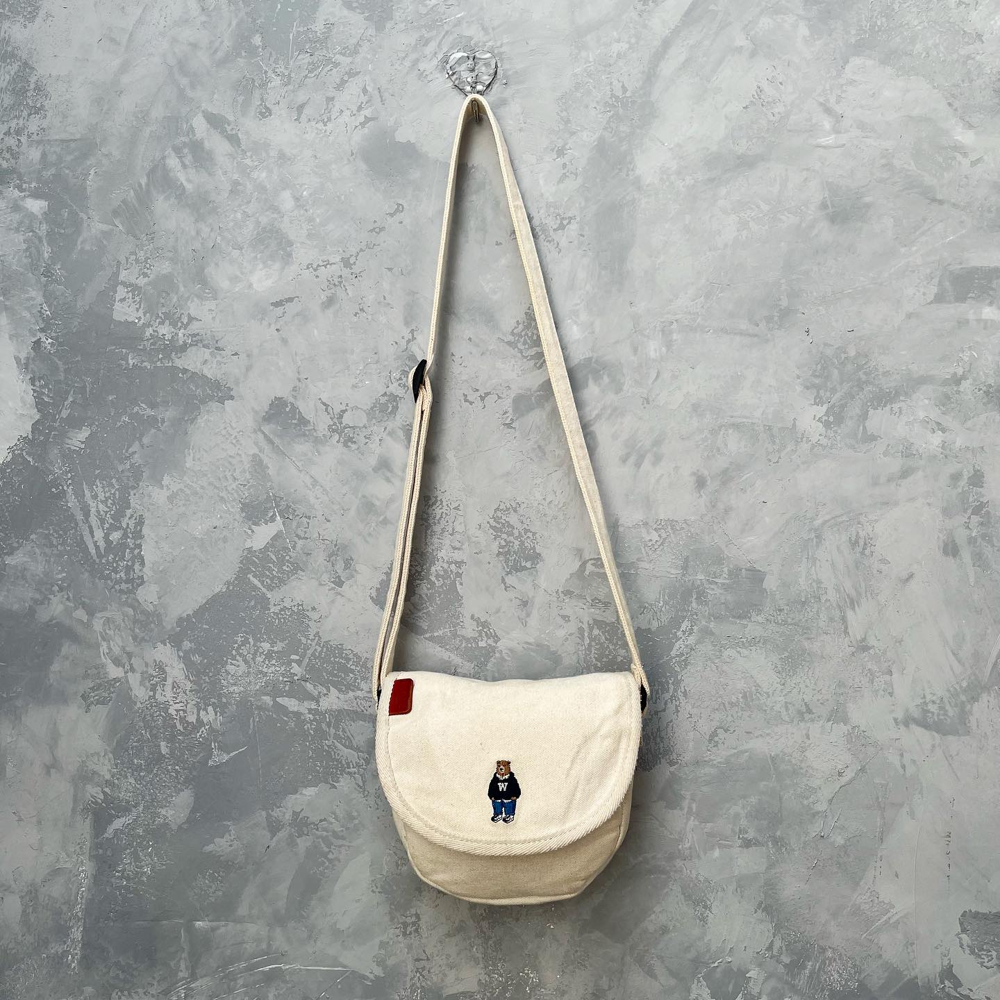 [🆕🇻🇳] Tiệm của Xoăn – Mua sắm & bán lẻ 🧑‍🧒❤️️👶⭐️ SOLD
Túi chéo
– Size ngang 20cm, cao 17cm, đáy 5cm
– Cond 8/9 hình 8,9 có vết đen, túi màu kem ạ, chất vải chấm liti ạBạn vui lòng đọc kĩ và xem hình tr , shares-0✔️ , likes-0❤️️ , date-2024-07-10 16:47:23🇻🇳🇻🇳🇻🇳📰🆕