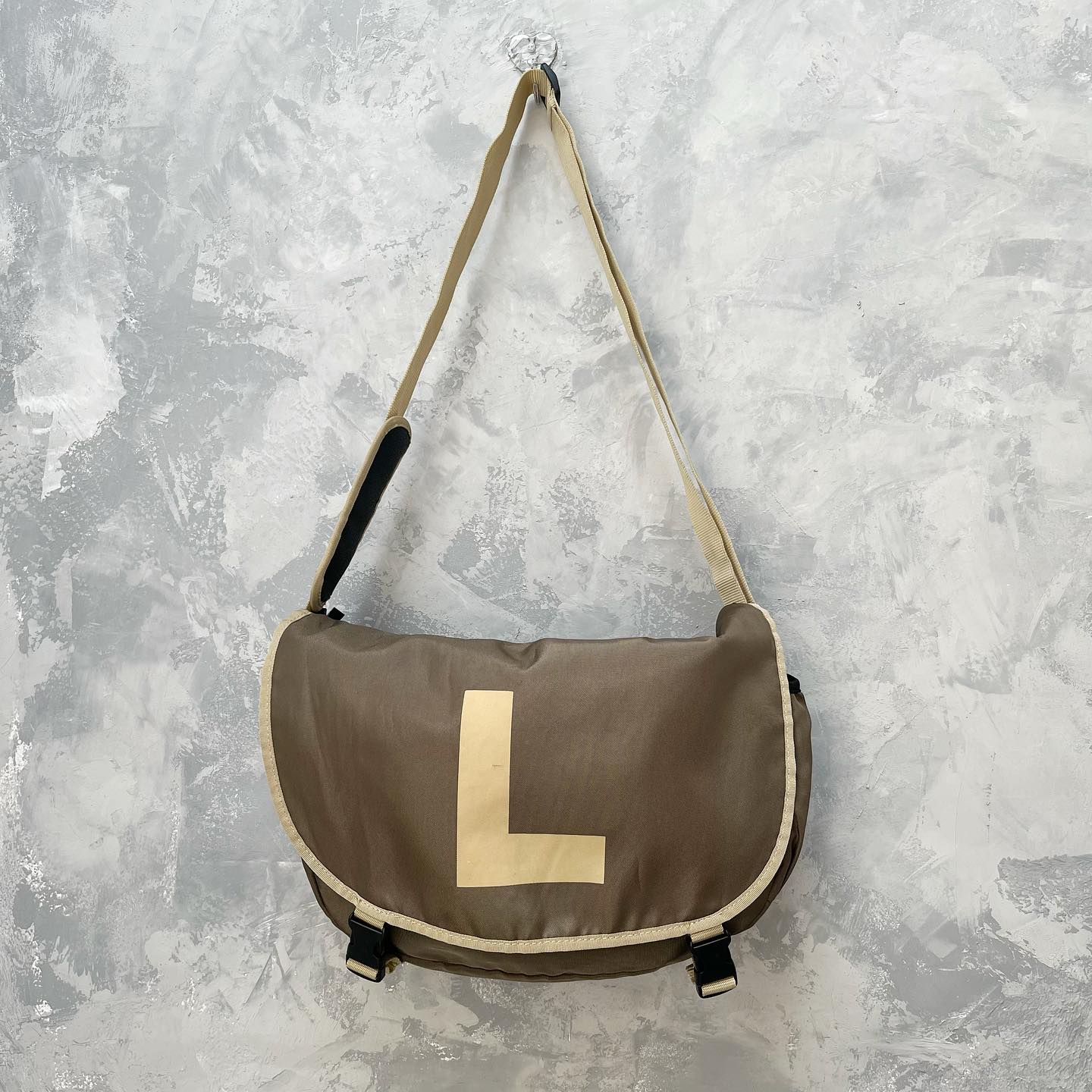 [🆕🇻🇳] Tiệm của Xoăn – Mua sắm & bán lẻ 🧑‍🧒❤️️👶⭐️ 220.000
Túi chéo ( le.e)
– Size ngang 41cm, cao 31cm, đáy 11cm
– Cond 8/9 hình 3 có vết mờ ngay chữ, hình 5 có vết chấm vàng, tem bên hông ạ, tông rêu ạ, c , shares-0✔️ , likes-0❤️️ , date-2024-07-10 17:07:13🇻🇳🇻🇳🇻🇳📰🆕