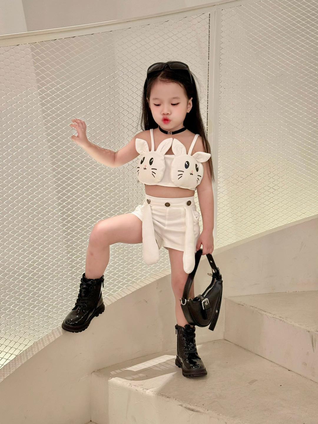 [🆕🇻🇳] Váy Tutu – Chuyên thời trang trẻ em 🧑‍🧒❤️️👶⭐️  Không đẹp xuất sắc , nhưng mà dễ thương nhất nhói :b .
Một em bé thỏ đáng iu thiết kế đính trên áo ống có 2 dây vai , quần đùi lưng cạp chun co giãn thoả , shares-0✔️ , likes-4❤️️ , date-2024-07-09 04:03:23🇻🇳🇻🇳🇻🇳📰🆕