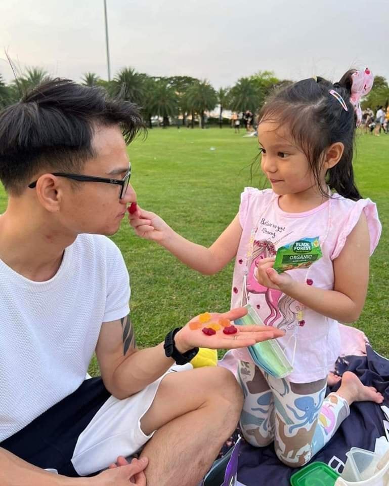 [🆕🇻🇳]  Suzanna Nguyen  (Suzanna Nguyen) – Best choice for your baby! 🧑‍🧒❤️️👶⭐️ # KẸO DẺO HỮU CƠ ORGANIC  MỸ KẸO DẺO GẤU BLACK FOREST ORGANIC GUMMY BEARS
Kẹo cứ mua lần cả thùng cho cả Mami và Alisa ăn .
Organic ăn ko lo hại nha các , shares-0✔️ , likes-2❤️️ , date-2024-07-21 13:00:32🇻🇳🇻🇳🇻🇳📰🆕