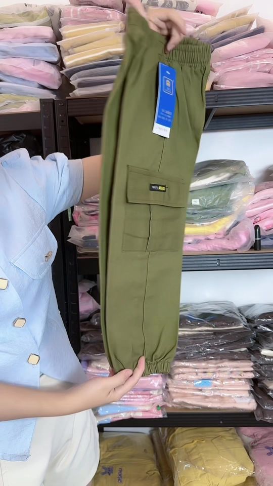 [🆕🇻🇳] Thời trang cao cấp size Đại cho bé 🧑‍🧒❤️️👶⭐️ GIÁ 265k GIẢM CÒN 129k duy nhất trong live
=>Size :110-160 tương đương: 18-50kg ( 3 màu: Rêu, Đen, Vàng)
=> MIỄN SHIP NGAY Khi mua 2 Quần, 1 Quần  , shares-170✔️ , likes-11K❤️️ , date-2023-11-01 02:07:16🇻🇳🇻🇳🇻🇳📰🆕