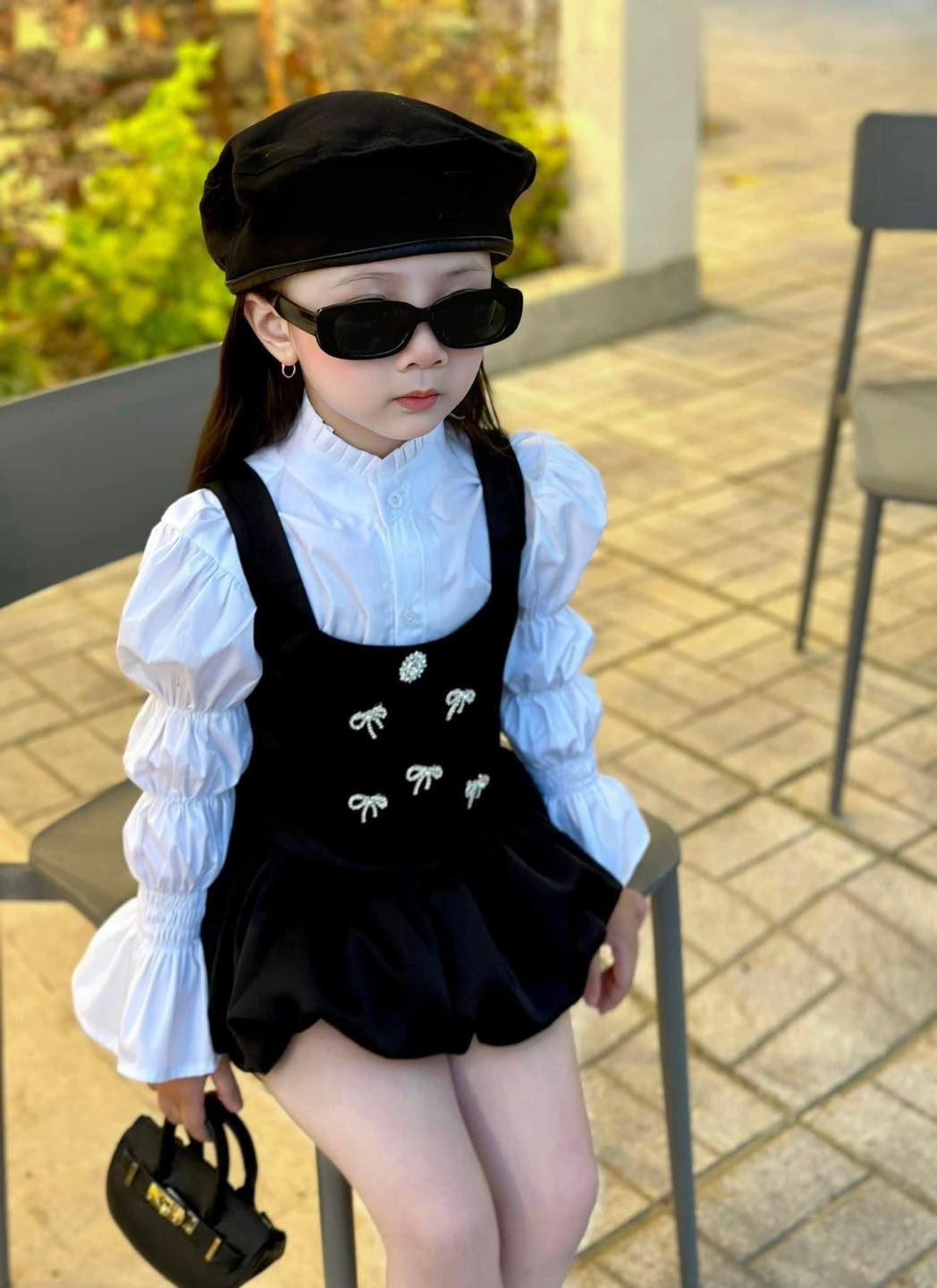 [🆕🇻🇳]  Suri baby kids – Thời trang cho bé thiết kế, hàng QC Cao Cấp 😎❤️️⭐️ Về lại style quen thuộc thui các bác ưiiiiiiii
Làm mụt set cool cool cho tháng mới năng động khum ạ.
Xinh lắm mom ơii
Đủ size 8-35kg
Nhận hàng kt tho , shares-5✔️ , likes-166❤️️ , date-2023-12-02 15:59:52🇻🇳🇻🇳🇻🇳📰🆕