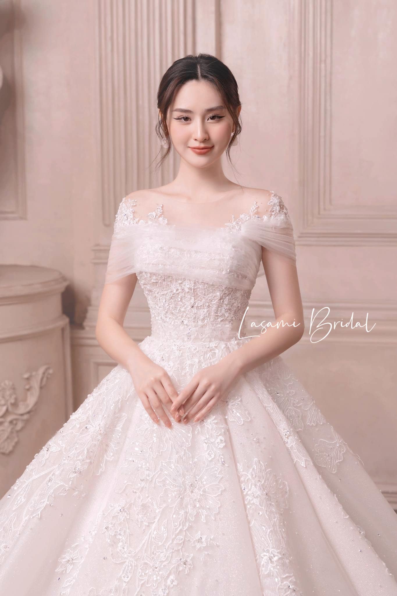 Sự tỉ mỉ tạo nên giá trị hoàn mĩ
Phom váy corset chuẩn chỉnh được các thợ may lành nghề đính kết khéo léo, để từ một chiếc váy ball gown truyền thống như