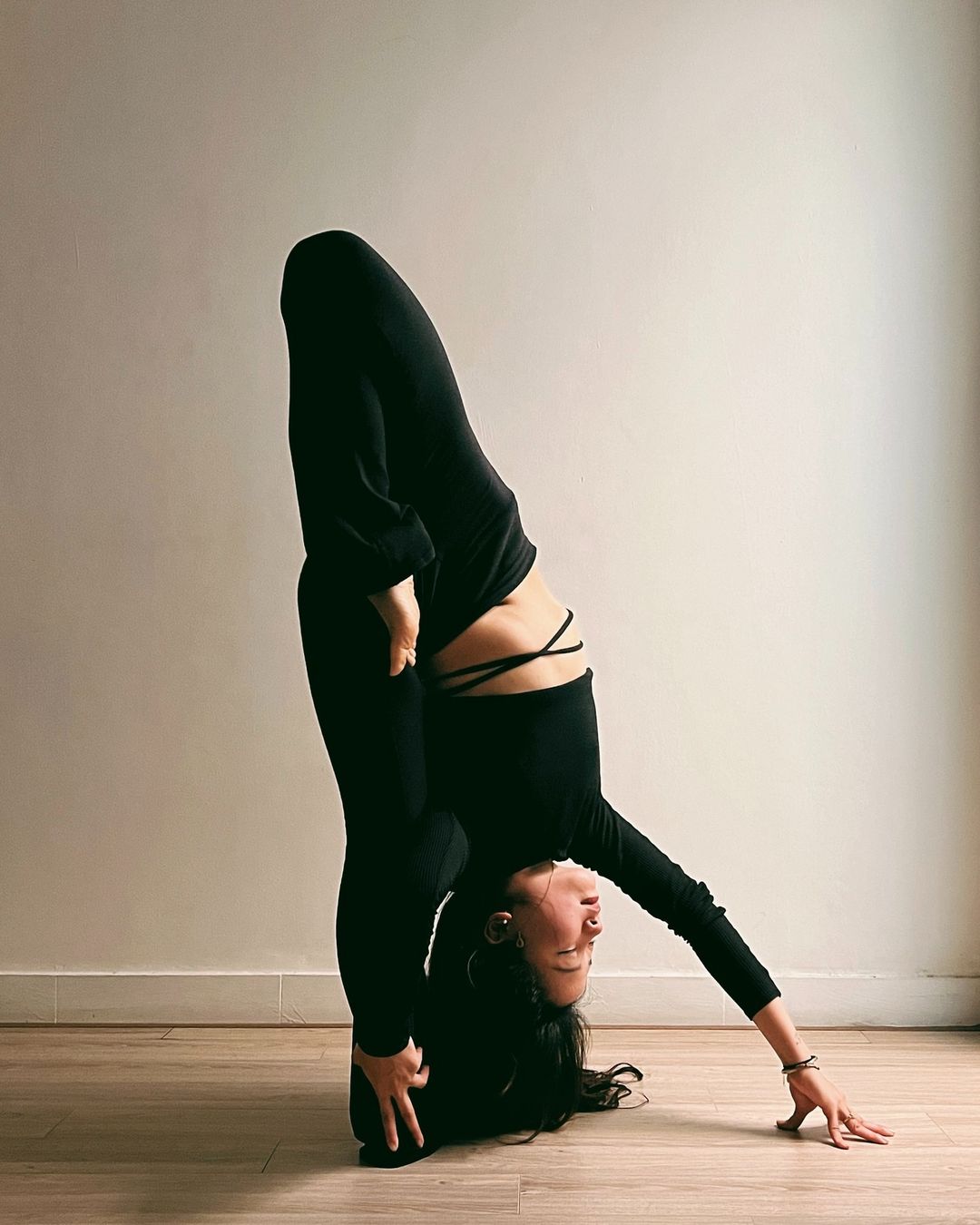 [🆕🇻🇳] Yoga Lab Hanoi – Holistic Wellness Studio in Ha Noi ~ Yoga • Reiki • Retreats ~ 🧘 Top1Yoga 🤸🏻‍♀️  3 LƯU Ý KHI TẬP YOGA VÀO NGÀY ĐÔNG 

1. Không bao giờ bỏ qua phần khởi động:
Khởi động kỹ là điều cần thiết trước khi bắt đầu 1 buổi tập, đặc biệt là vào  , shares-0✔️ , likes-25❤️️ , date-2024-01-23 14:34:03🇻🇳🇻🇳🇻🇳📰🆕