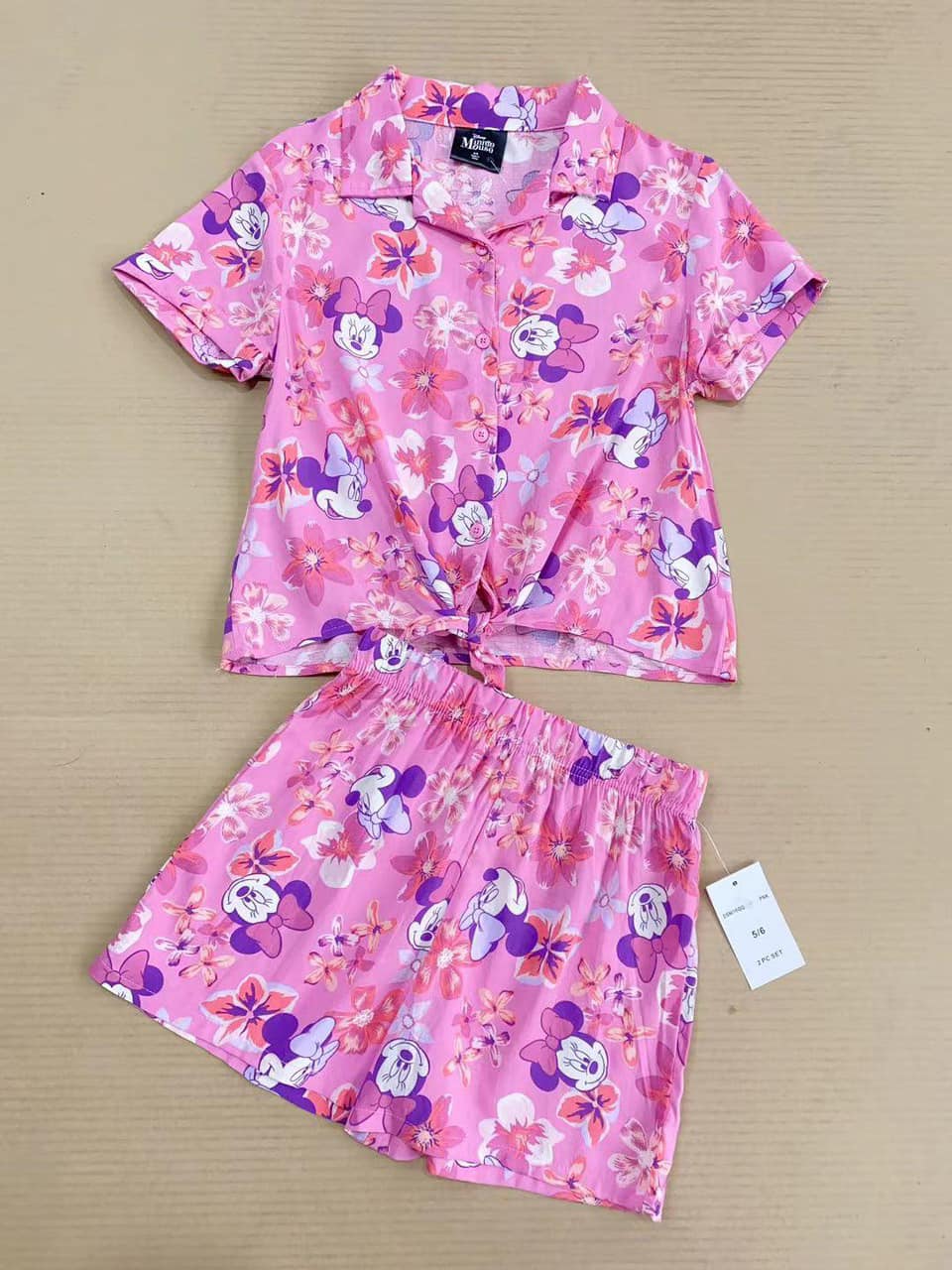 [🆕🇻🇳] Bùi Cốm shop – Quần áo trẻ em xuất khẩu 🧑‍🧒❤️️👶⭐️ HÀNG MỚI VỀ
Bộ bé gái Minne hồng. Áo thiết kế cài cúc, buộc dây áo. Quần đùi cạp chun thoải mái. Bé mặc đi biển nổi bật, chất vải mỏng thoáng mát.
* Size , shares-0✔️ , likes-5❤️️ , date-2024-04-25 21:15:50🇻🇳🇻🇳🇻🇳📰🆕