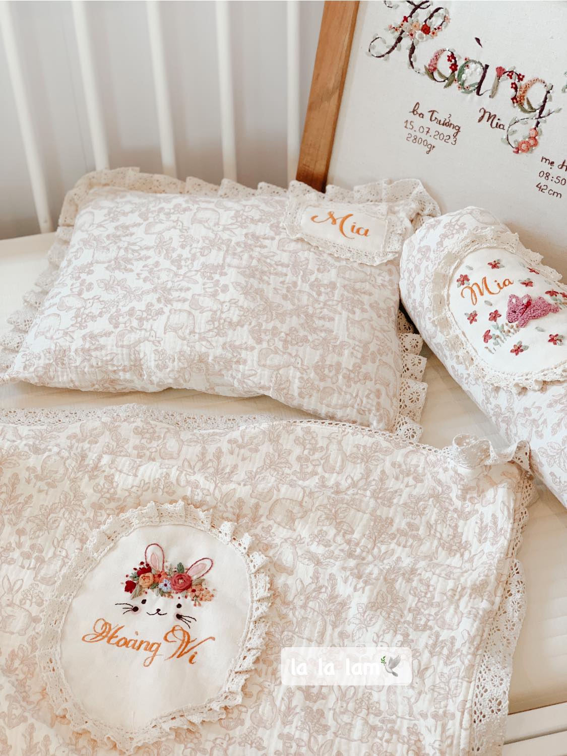 [🆕🇻🇳] 𝗹𝗮 𝗹𝗮 𝗹𝗮𝗺 – chuyên làm đồ thủ công cho mẹ và bé, cover hàng thủ công UK, US…. Và làm đồ thủ công theo yêu cầu 🧑‍🧒❤️️👶⭐️ 1 set chăn cực yêu lam thêu cho em béChất Liệu:
Vải xô muslin 4 lớp. Chất liệu sợi bông 100% thiên nhiên, mềm mại. Với khả năng thấm hút nhanh, lành  , shares-18✔️ , likes-201❤️️ , date-2024-05-02 13:30:24🇻🇳🇻🇳🇻🇳📰🆕