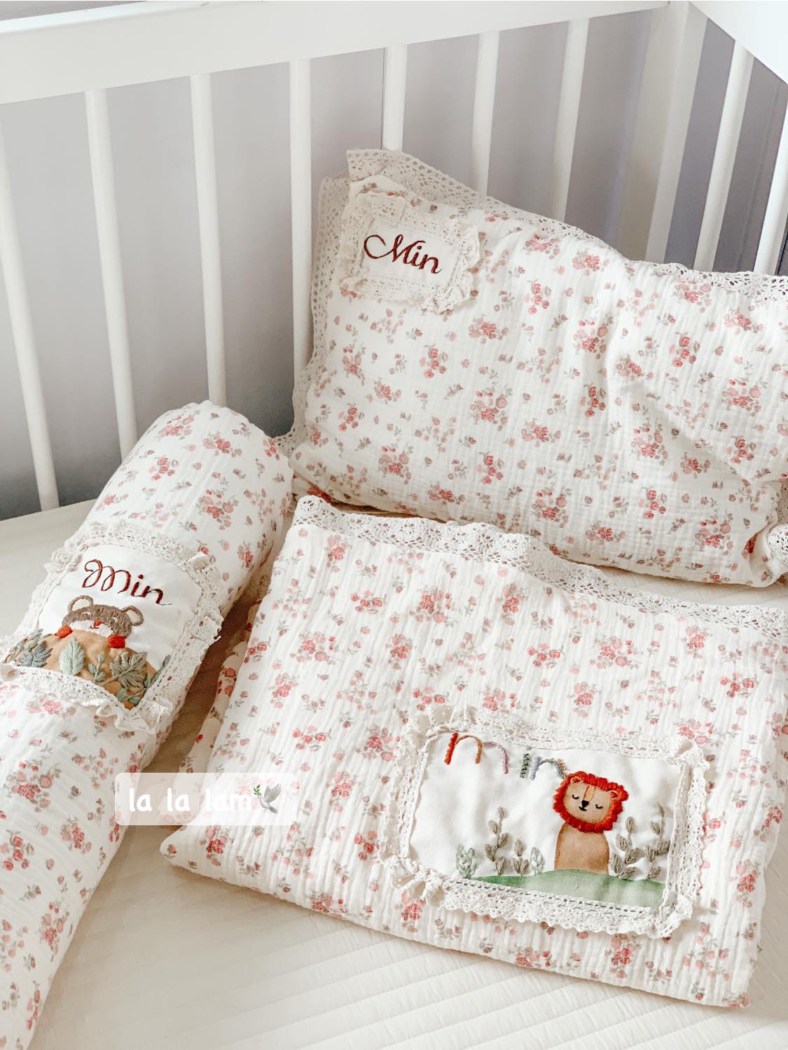 [🆕🇻🇳] 𝗹𝗮 𝗹𝗮 𝗹𝗮𝗺 – chuyên làm đồ thủ công cho mẹ và bé, cover hàng thủ công UK, US…. Và làm đồ thủ công theo yêu cầu 🧑‍🧒❤️️👶⭐️ 1 set chăn cực yêu lam thêu cho em béChất Liệu:
Vải xô muslin 4 lớp. Chất liệu sợi bông 100% thiên nhiên, mềm mại. Với khả năng thấm hút nhanh, lành  , shares-0✔️ , likes-11❤️️ , date-2024-05-02 13:24:34🇻🇳🇻🇳🇻🇳📰🆕