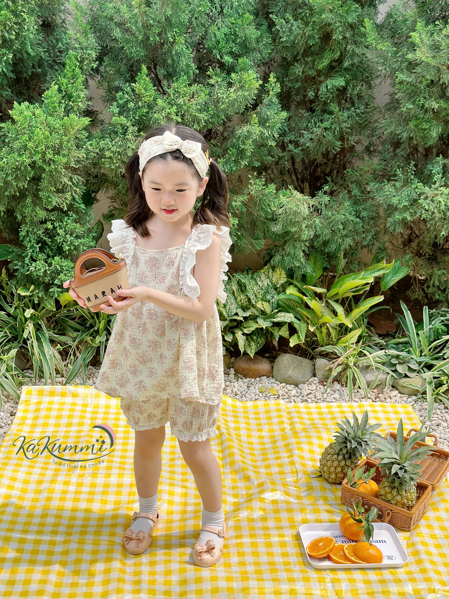 [🆕🇻🇳] KAKUMMI là thương hiệu VN hàng đầu thiết kế & sản xuất áo thời trang cho bé 😎❤️️⭐️ Điệu đà, dễ thương mê ngay từ cái nhìn đầu tiênThiết kế áo baby doll phối bèo xinh xắn mix cùng quần chun co giãn bé nào mặc cũng cưng lắm lun. Họa tiết , shares-0✔️ , likes-3❤️️ , date-2024-05-22 14:00:24🇻🇳🇻🇳🇻🇳📰🆕
