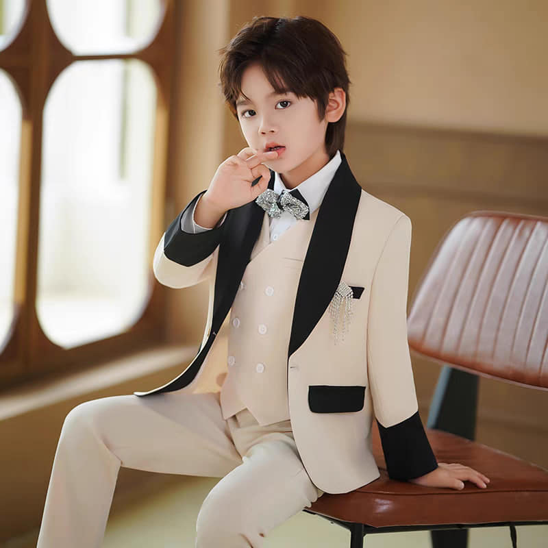 [🆕🇻🇳]  MMKID aims to bring kids the most high fashionable and high quality party design 🧑‍🧒❤️️👶⭐️ Boy’s suits with 5 items in cream mix black color.
Available now at MMKID
Ba mẹ inbox chiều cao cân nặng để MMKID Team tư vấn cụ thể hơn về size cho bé y , shares-1✔️ , likes-6❤️️ , date-2024-05-18 00:20:13🇻🇳🇻🇳🇻🇳📰🆕