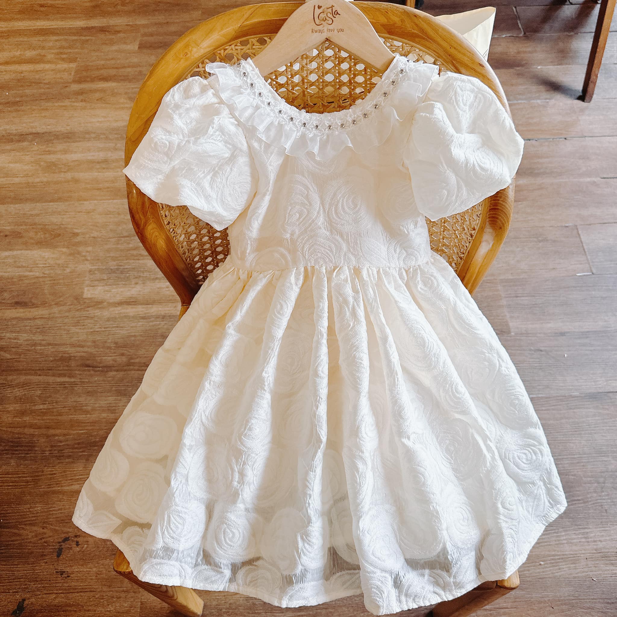 [🆕🇻🇳] L’Casta Viet Nam- Đồ trẻ em 🧑‍🧒❤️️👶⭐️  Chiếc đầm với thiết kế basic mặc đi học, đi chơi, đi tiệc đều xinh mà không bao giờ lo lỗi mốt.
Gam màu tôn da dễ mặc, chất liệu mềm nhẹ, lớp lót thấm h , shares-0✔️ , likes-25❤️️ , date-2024-06-10 21:22:53🇻🇳🇻🇳🇻🇳📰🆕