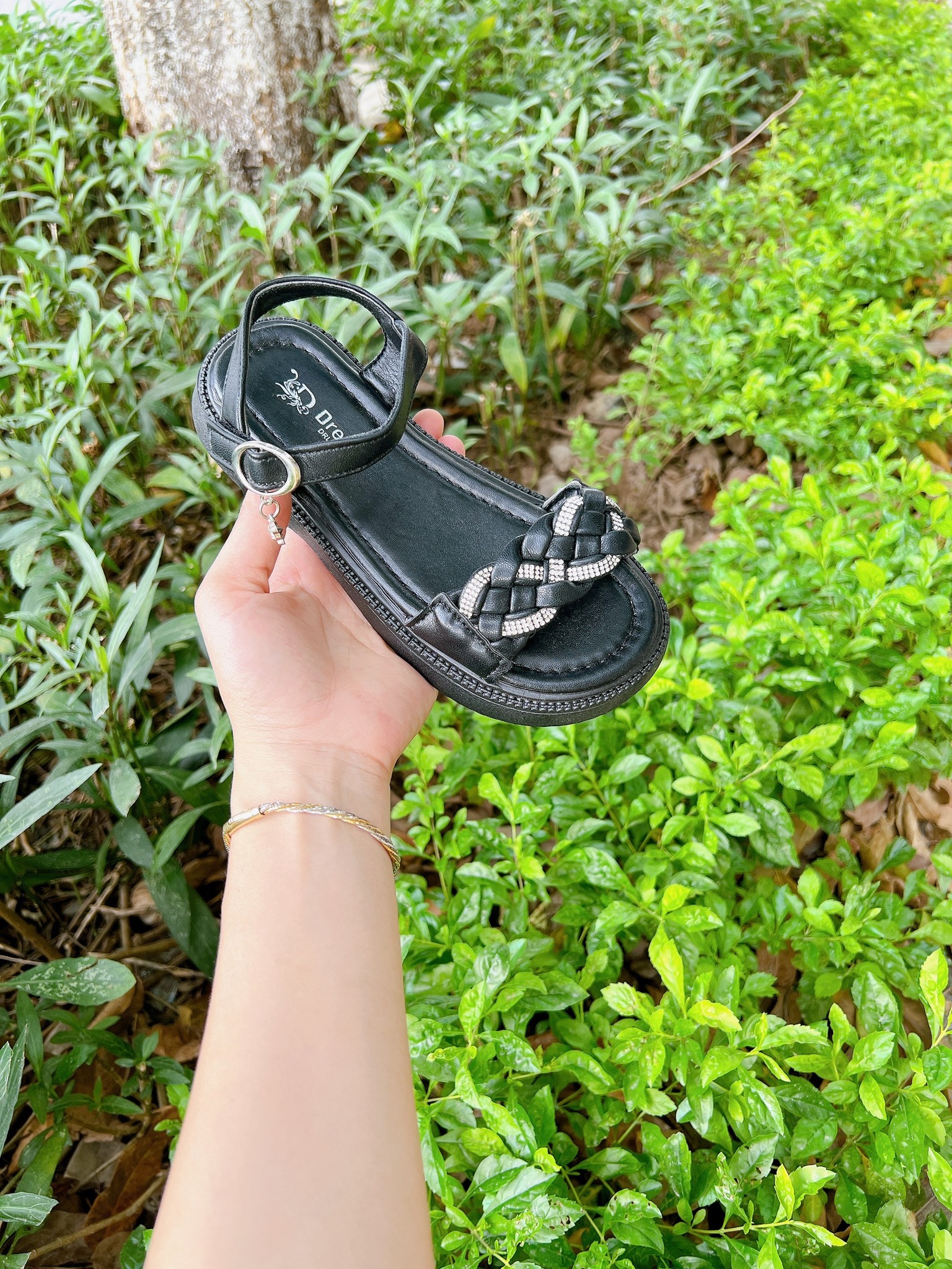 [🆕🇻🇳] Zin Shop – Giày Dép Trẻ Em – Xuất Khẩu chuyên bán sỉ và bán lẻ giày dép, phụ kiện trẻ em với nhiều mẫu mã đa dạng 🧑‍🧒❤️️👶⭐️ Ảnh Chụp Ngoài Trời  Nhìn Tông Màu Cứ Phải Gọi Là Ko Thể Nào Thật Hơn  #89K
trắng : 27, 28, 29
đen : 26, 29, 31, 32
Nêu Bật
…………………….. , shares-0✔️ , likes-3❤️️ , date-2024-06-17 14:01:11🇻🇳🇻🇳🇻🇳📰🆕