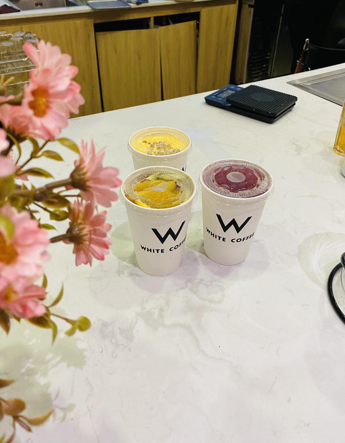 [☕️🇻🇳] White Coffee Vinh – Cafe phong cách Hàn Quốc 🥤 Top1Coffee ☕️ Bộ 3 combo đồ uống mát mê chữ eee  kéo dàiiii 
Những ngày nắng nóng đổ lửa qua tiệm white chúng tớ, hoặc nếu bạn không tiện ghé  , shares-0✔️ , likes-5❤️️ , date-2024-06-14 17:34:24🇻🇳🇻🇳🇻🇳📰🆕