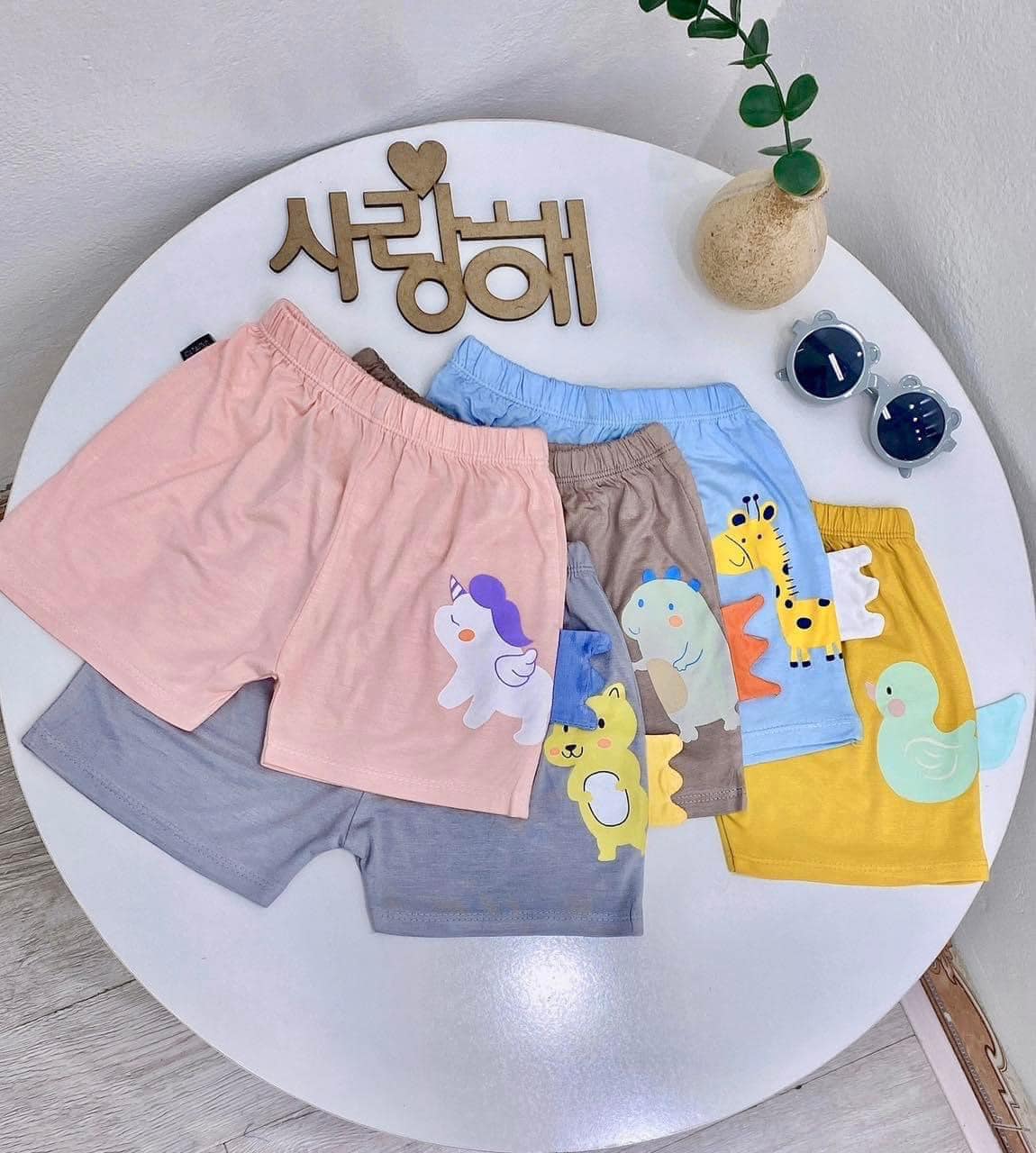 [🆕🇻🇳] Hoody’s House – cửa hàng chuyên bán sỉ, lẻ các thương hiệu thời trang 😎❤️️⭐️ Quần Đùi mềm mại thun lạnh in thú có tai hoạ tiết trẻ em
• Chất liệu thun lạnh loại 1 giúp cho sản phẩm luôn được mềm mại, nhẹ nhàng, thấm hút và thoát hơ , shares-0✔️ , likes-1❤️️ , date-2024-06-18 22:13:20🇻🇳🇻🇳🇻🇳📰🆕