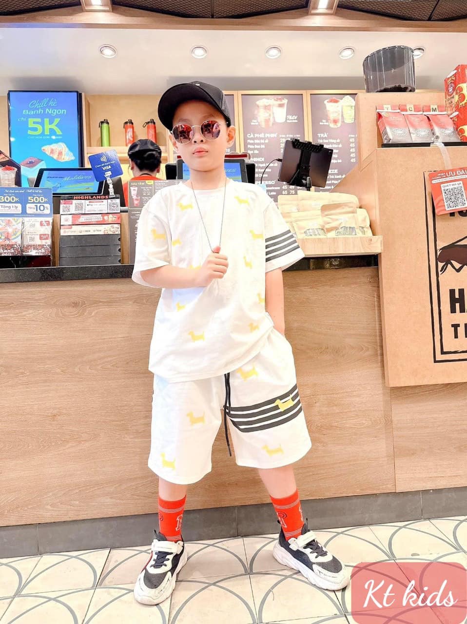 [🆕🇻🇳] KT Kids – Thời Trang Trẻ Em – Chúng tôi chuyên cung cấp quần áo trẻ em cho bé , giá tại xưởng 🧑‍🧒❤️️👶⭐️ 𝙏𝙃𝙊𝙈 𝘽𝙍𝙊𝙒𝙉 𝙉𝑬́𝙏 𝘾𝑨̆𝙉𝙂
————————~~~——————————
Giới thiệu Sét bộ 𝐓𝐇𝐎𝐌 𝐁𝐑𝐎𝐖𝐍 siêu hót, sang trọng, lịch lãm cho bé trai. ĐƠN GIẢN mà SANG.
Nguyên bộ thun cotto , shares-0✔️ , likes-3❤️️ , date-2024-06-17 21:22:32🇻🇳🇻🇳🇻🇳📰🆕