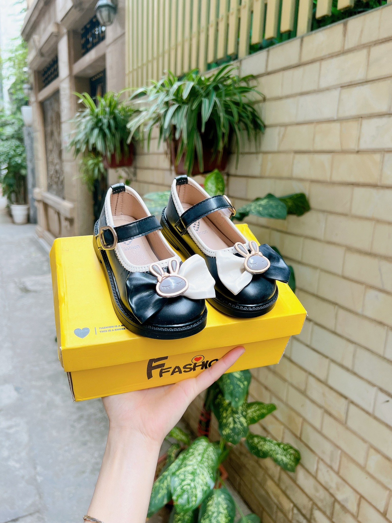 [🆕🇻🇳] Zin Shop – Giày Dép Trẻ Em – Xuất Khẩu chuyên bán sỉ và bán lẻ giày dép, phụ kiện trẻ em với nhiều mẫu mã đa dạng 🧑‍🧒❤️️👶⭐️ Hẹn  Mọi Người   14h 45 lên chốt sale nha
, shares-0✔️ , likes-1❤️️ , date-2024-06-18 19:19:09🇻🇳🇻🇳🇻🇳📰🆕