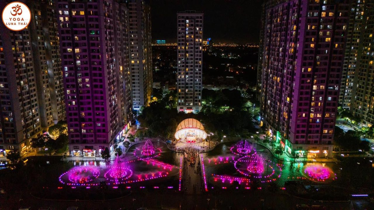[🆕🇻🇳] YOGA LUNA THÁI CENTER – Trung tâm giảng dạy Yoga hàng đầu về Yoga Bà Bầu, Yoga Trẻ Em 🧘 Top1Yoga 🤸🏻‍♀️ Những khung hình đẹp tuyệt vời của Lễ Hội Yoga Âm nhạc và Ánh sáng 2024 từ trên cao  

#FestivalYoga #MusicAndLight 
#YogaLunaThai #MasterDep #VinComTimesc , shares-0✔️ , likes-2❤️️ , date-2024-06-21 01:30:08🇻🇳🇻🇳🇻🇳📰🆕