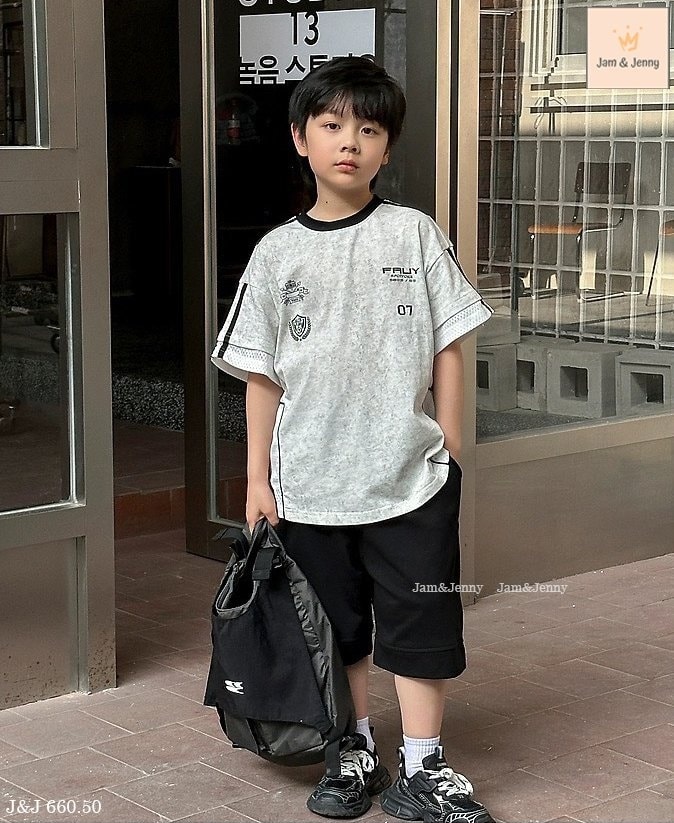 [🆕🇻🇳] Kiddie Kiddo – Thời trang trẻ em cao cấp 🧑‍🧒❤️️👶⭐️ Hưởng ứng tinh thần Euro nóng bỏng!
Mã bé trai siêu chất. Kiểu dáng thể thao, áo thun hoạ tiết bóng đá với phần nách đắp lưới thoáng mát. Quần kaki cùng t , shares-0✔️ , likes-8❤️️ , date-2024-06-24 17:04:19🇻🇳🇻🇳🇻🇳📰🆕