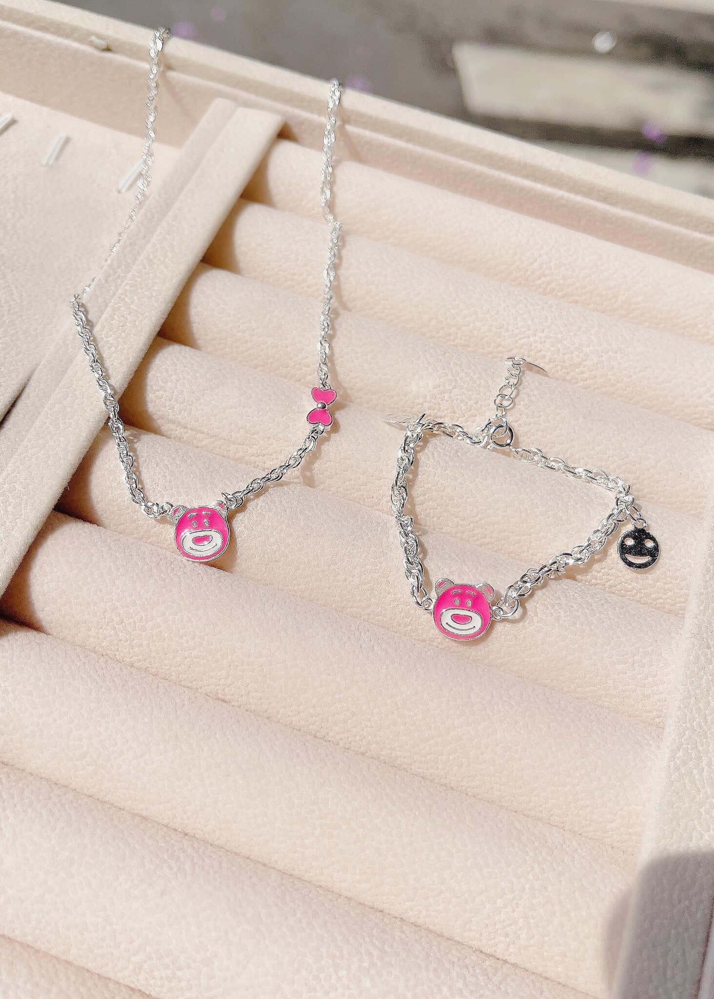 [🆕🇻🇳]  BABY MILO – Cửa hàng quần áo sơ sinh & trẻ em🧑‍🧒❤️️👶⭐️ Gấu dâu có đủ bộ Vòng Cổ – Lắc tay cho Bé nha các mom ơi  đủ màu ạhh.   Join gr 𝑪𝒉𝒂𝒏𝑪𝒉𝒂𝒏 – 𝑻𝒊𝒆̣̂𝒎 𝑻𝒓𝒂𝒏𝒈 𝑺𝒖̛́𝒄 nha mng
, shares-0✔️ , likes-1❤️️ , date-2024-06-25 13:16:28🇻🇳🇻🇳🇻🇳📰🆕