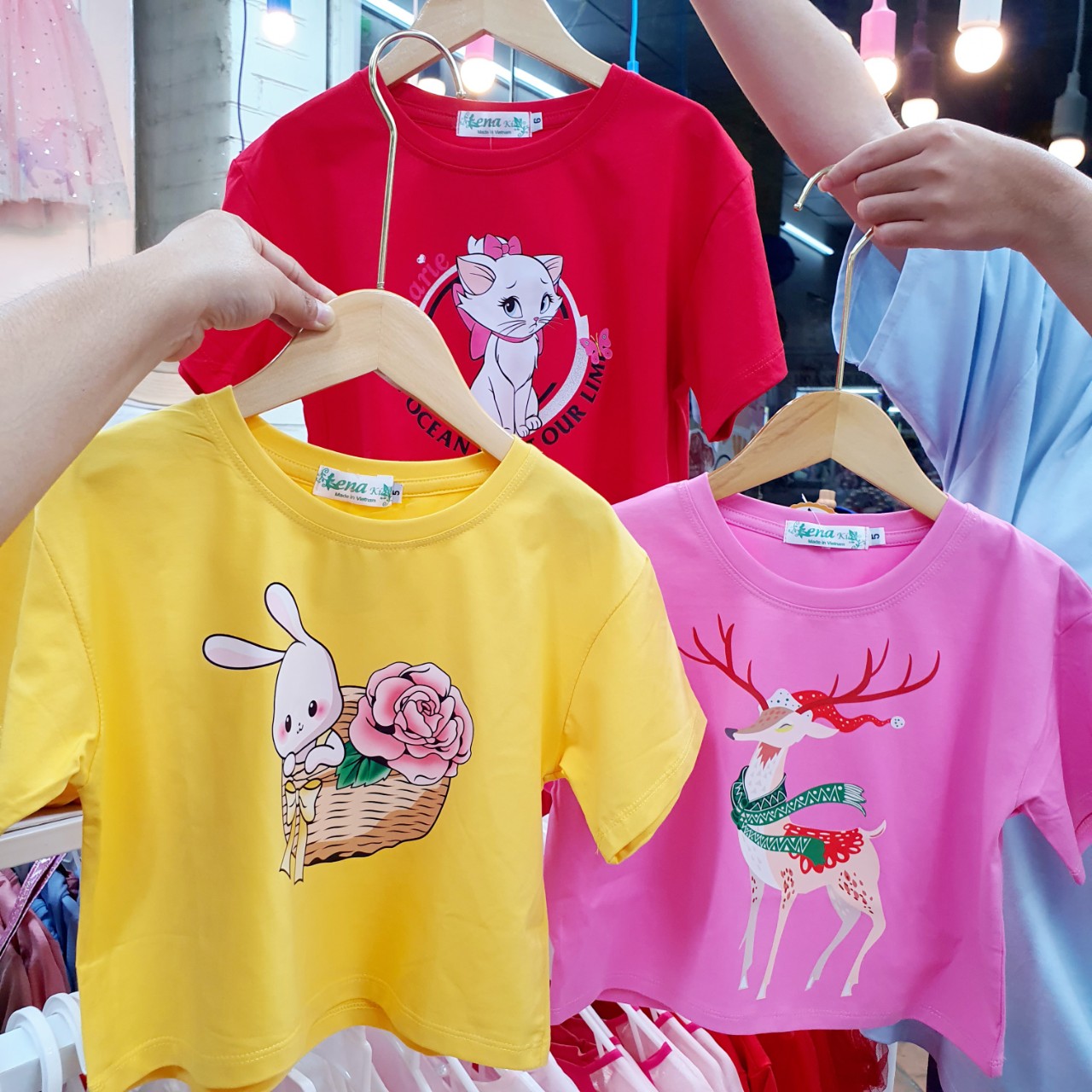 [🆕🇻🇳] Beekids – Quần Áo Trẻ Em & Phụ Kiện – Thời trang trẻ em BEE chuyên về quần áo trẻ em cao cấp cho bé từ 1-14 tuổi 🧑‍🧒❤️️👶⭐️ Áo thun croptop họa tiết cho bé, màu sắc nào cũng rực rỡ luôn á Mẹ ơi, hình in dễ thương sắc nét, áo chất thun cotton 4 chiều mềm mịn vô cùng luôn, Mẹ mix  , shares-0✔️ , likes-3❤️️ , date-2024-06-27 14:29:30🇻🇳🇻🇳🇻🇳📰🆕