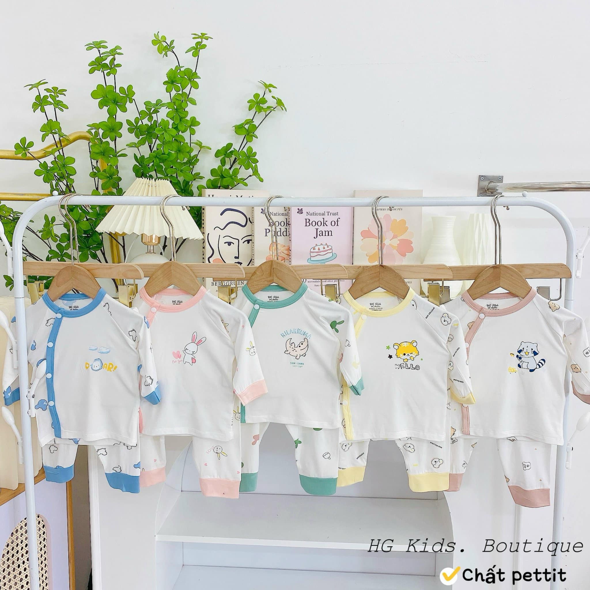 [🆕🇻🇳]  HG Kids – Xưởng Sỉ Quần Áo Cho Bé 🧑‍🧒❤️️👶⭐️  Mùa hè mẹ vẫn nên sắm cho bé vài bộ dài để bé mặc khi nằm phòng điều hoà nha
Có 3 size:
0-3M (3-5kg)
3-6M (5-7kg)
6-9M (7-9kg)
——–
Hotline/Zal , shares-0✔️ , likes-0❤️️ , date-2024-06-29 21:04:29🇻🇳🇻🇳🇻🇳📰🆕