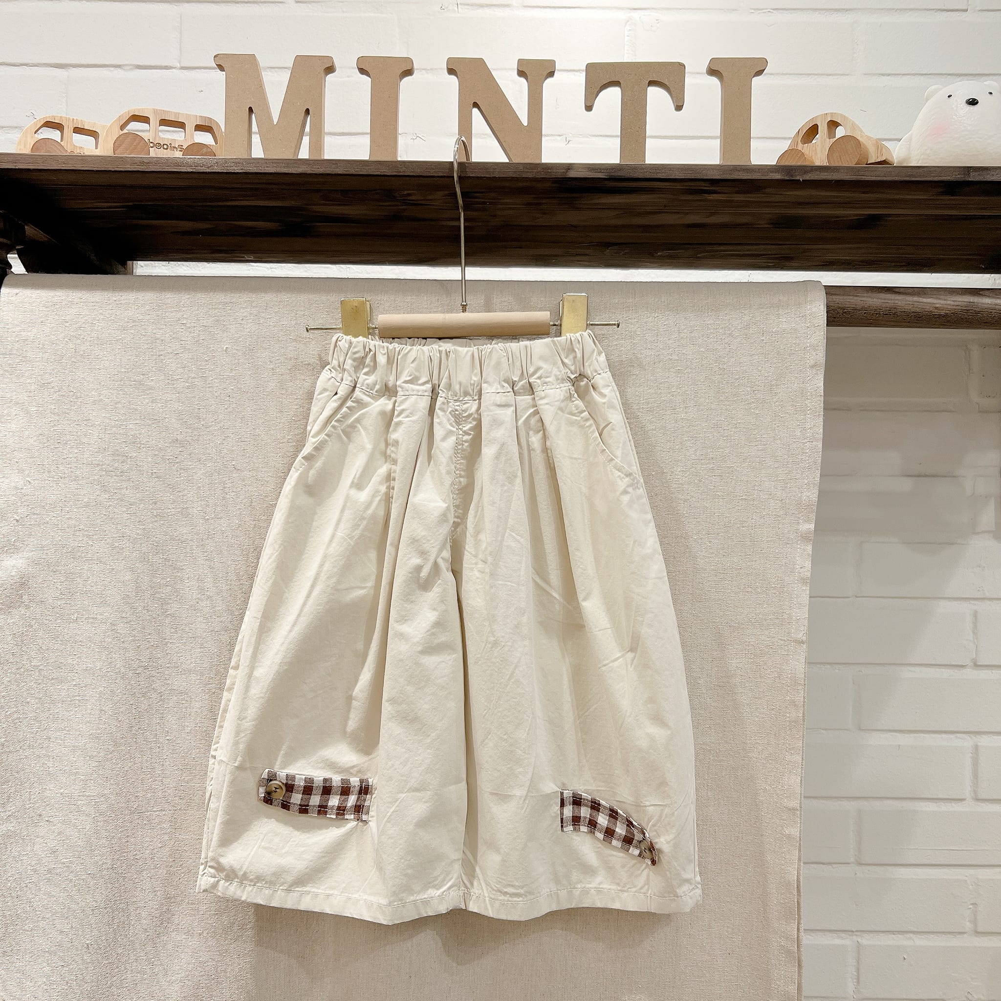 [🆕🇻🇳] Minti Baby and Kids – Korean style – chuyên các sản phẩm QCCC dòng style Hàn/xuất Hàn 🧑‍🧒❤️️👶⭐️ Tại sao lại xinhhhh như thế?!!!!
Quần shop mới về, nóng bỏng tay, số lượng mong manh thui ạ.
———–
– Hỗ trợ đóng gói hộp quà tặng cho bé.
– Tích điểm , shares-0✔️ , likes-3❤️️ , date-2024-07-01 23:00:51🇻🇳🇻🇳🇻🇳📰🆕