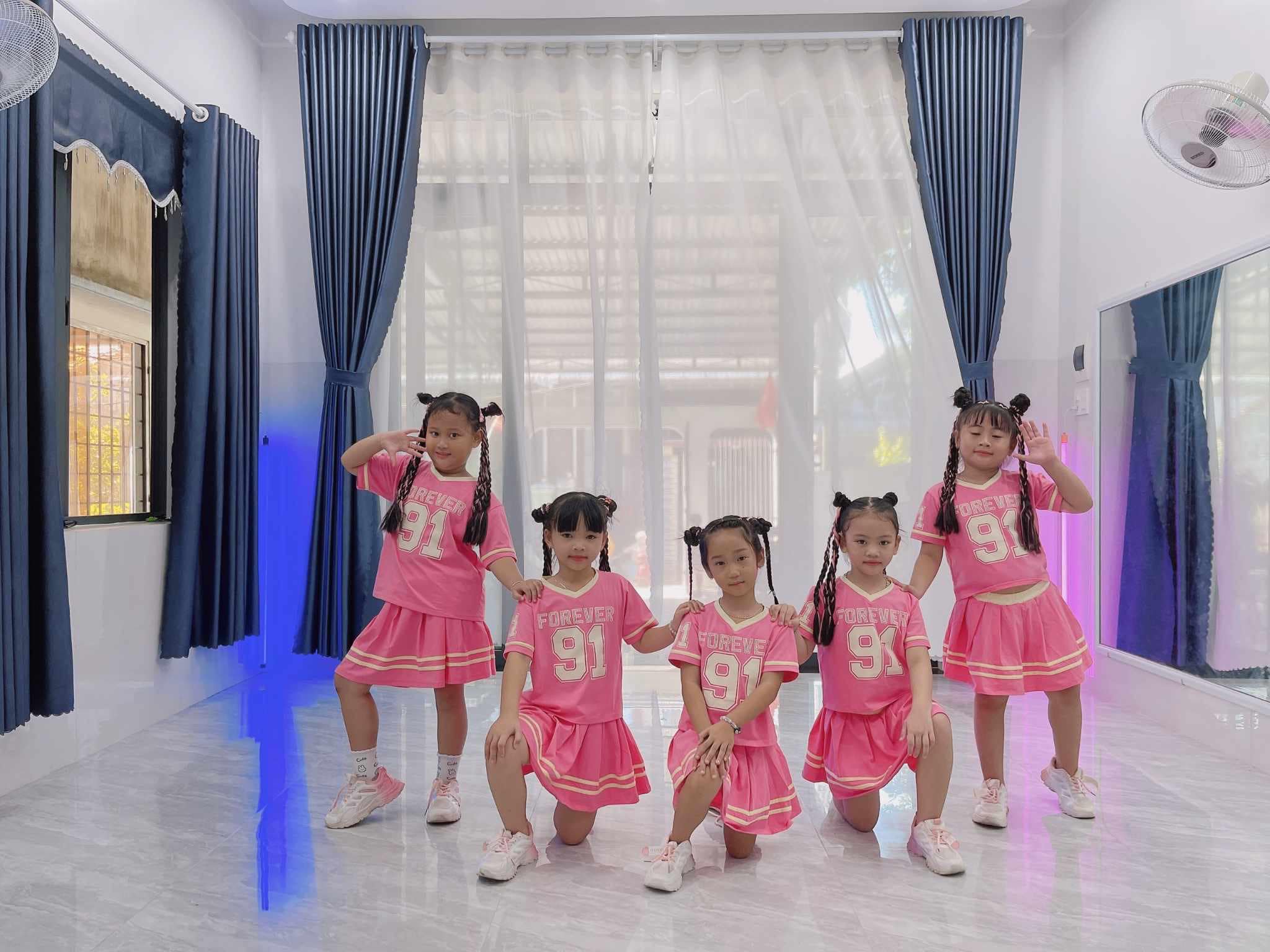 [🆕🇻🇳]  Shop Bé Xinh Hồng Hồng – Chuyên thời trang mẹ và bé ! Hàng Việt Nam giống hình 100% 🧑‍🧒❤️️👶⭐️ Nhà e về màu Hồng vs mau đen ạ. Khách mua về khen quá
, shares-0✔️ , likes-165❤️️ , date-2024-06-30 15:54:27🇻🇳🇻🇳🇻🇳📰🆕