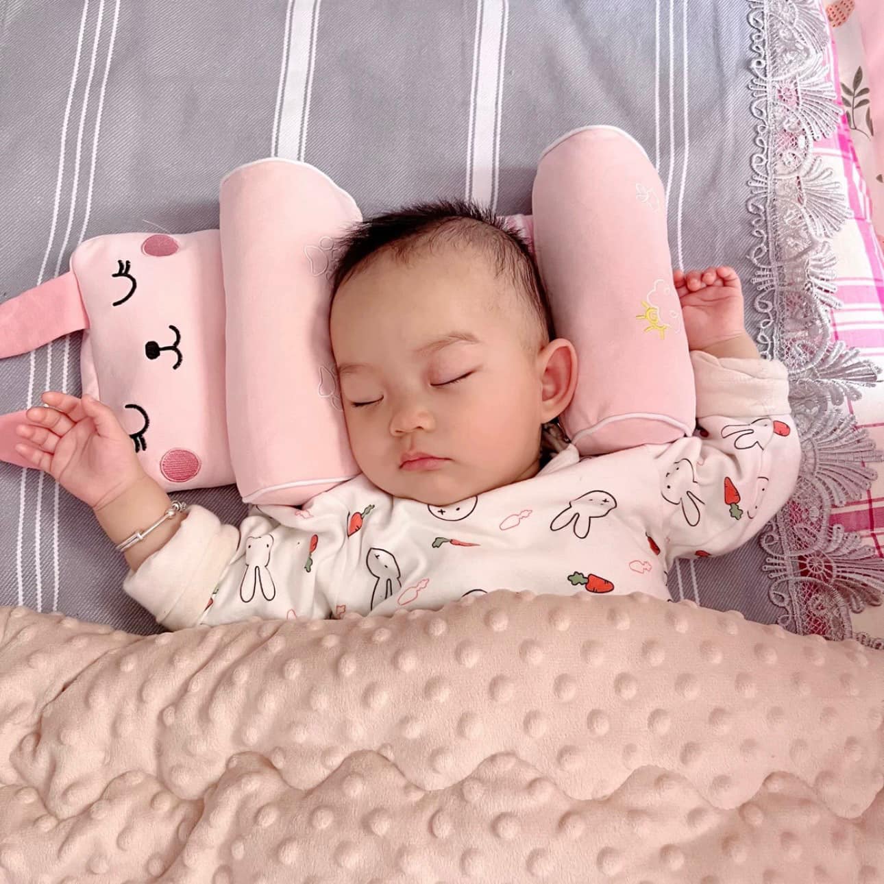 [🆕🇻🇳] BaBy Kids Shop – Quần áo đồ bộ , body thời trang trẻ em , phụ kiện mẹ và bé 😎❤️️⭐️ Gối chặn đa năng cho bé
+ Vỏ gối làm bằng vải cotton 100% , sờ mịn, nằm mát, thoáng khí
+ Ruột gối kết hợp sử dụng 5 loại vỏ hạt được sấy khô kháng khuẩn,  , shares-0✔️ , likes-2❤️️ , date-2024-07-05 20:56:35🇻🇳🇻🇳🇻🇳📰🆕