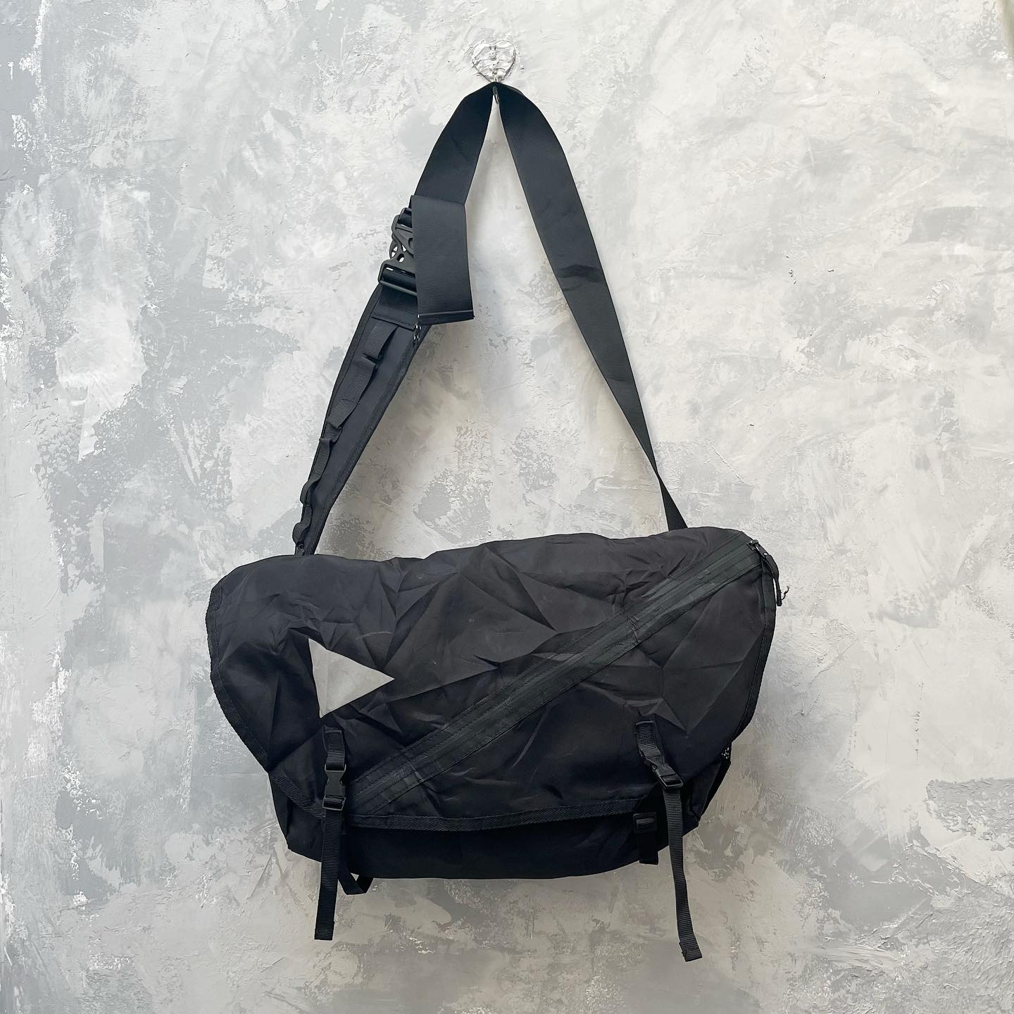 [🆕🇻🇳] Tiệm của Xoăn – Mua sắm & bán lẻ 🧑‍🧒❤️️👶⭐️ SOLD
Túi chéo
– Size ngang trên 44cm, ngang dưới 34cm, cao 28cm
– Cond 7,5/9 hình 6 nút bấm có bị cong ( gài vẫn được mà sẽ khó 1 chút ạ) viền khoá kéo có  , shares-0✔️ , likes-0❤️️ , date-2024-07-08 16:58:09🇻🇳🇻🇳🇻🇳📰🆕