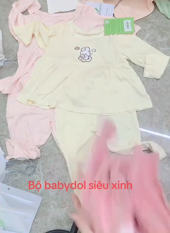 [🆕🇻🇳] Bé Bé Bồng Bông – Clothing for kids 🧑‍🧒❤️️👶⭐️ Săn được lô bộ dài babydoll cho bé
Hàng thun lạnh xuất dư
Cam kết 100% thun lạnh chính phẩm
Chất mềm mại dễ chịu cho làn da bé
Size 5kg – 19kg
Giá ch , shares-0✔️ , likes-6❤️️ , date-2024-07-09 04:57:47🇻🇳🇻🇳🇻🇳📰🆕