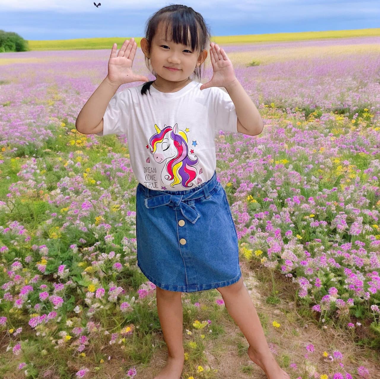 [🆕🇻🇳]  HPT KIDS STORE – Quần Áo trẻ em tận xưởng..Chuyên Sỉ lẽ Số lượng 😎❤️️⭐️  Set chân váy jean và áo phông in hình cho bé gái đi học hay đi du lịch siêu dễ thương
Hình ảnh sắc nét, hàng chuẩn như hình
Áo chất vải cotton VNXk 100% , shares-0✔️ , likes-1❤️️ , date-2024-07-16 15:45:46🇻🇳🇻🇳🇻🇳📰🆕