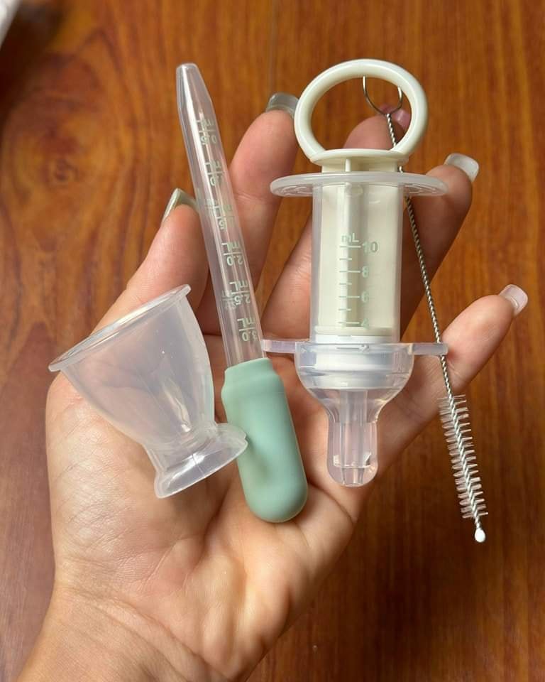 [🆕🇻🇳]  Suzanna Nguyen  (Suzanna Nguyen) – Best choice for your baby! 🧑‍🧒❤️️👶⭐️ Dụng cụ uống thuốc #EmmaKids 2 in 1 cho bé
Thiết kế đặc biệt của dụng cụ sẽ giúp mẹ cho bé uống thuốc một cách dễ dàng, nhanh chóng mà không ảnh hưởng đến  , shares-0✔️ , likes-1❤️️ , date-2024-07-21 02:00:39🇻🇳🇻🇳🇻🇳📰🆕