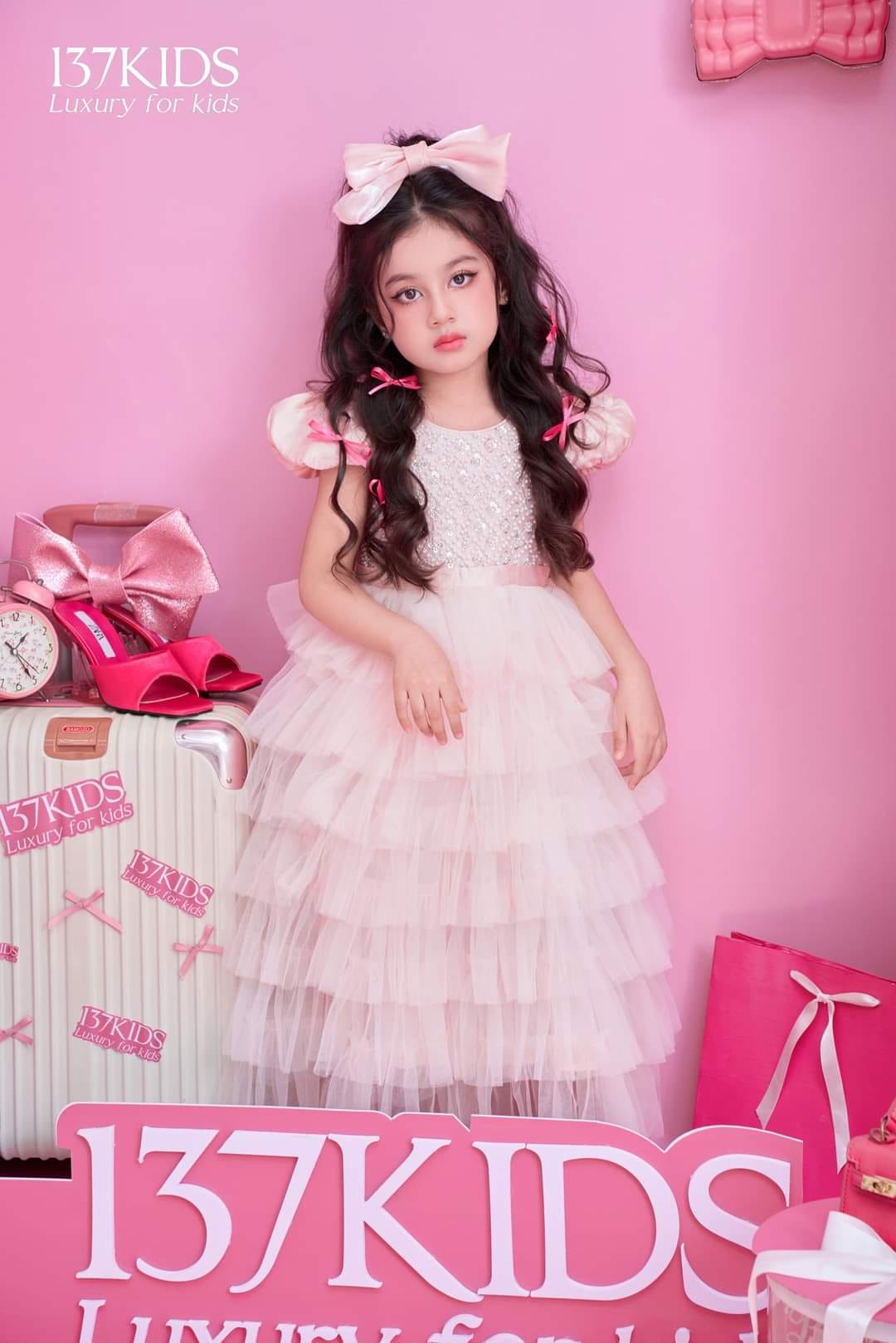 [🆕🇻🇳] Quần Áo Bé Gái 137Kids – Quần áo bé gái cao cấp chất lượng 🧑‍🧒❤️️👶⭐️ Em sẽ đứng đây cho mẹ ngắm
Khi nào say đắm thì nói em
————————————-
• Ảnh / Video sản phẩm thuộc bản quyền 137kids Studi , shares-0✔️ , likes-2❤️️ , date-2024-07-18 21:05:43🇻🇳🇻🇳🇻🇳📰🆕