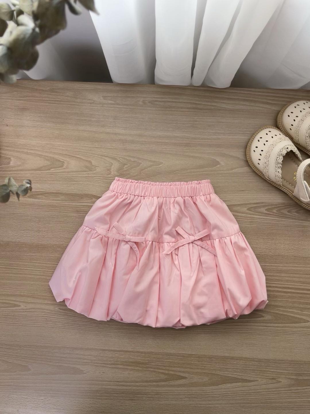 [🆕🇻🇳]  Carrot – Design for Girls – nhãn hiệu thời trang thiết kế dành cho bé gái từ tháng 01/2015 🧑‍🧒❤️️👶⭐️ 𝐓Ặ𝐍𝐆 𝟖𝟖𝐊 chiếc chân váy bí siêu yêu (giá dành riêng cho Facebook).
– Dáng siêu xinh, dễ dàng mix với áo trong tủ đồ của bé
**Vải thô nến giúp váy ít nhăn , shares-0✔️ , likes-6❤️️ , date-2024-07-23 18:02:42🇻🇳🇻🇳🇻🇳📰🆕