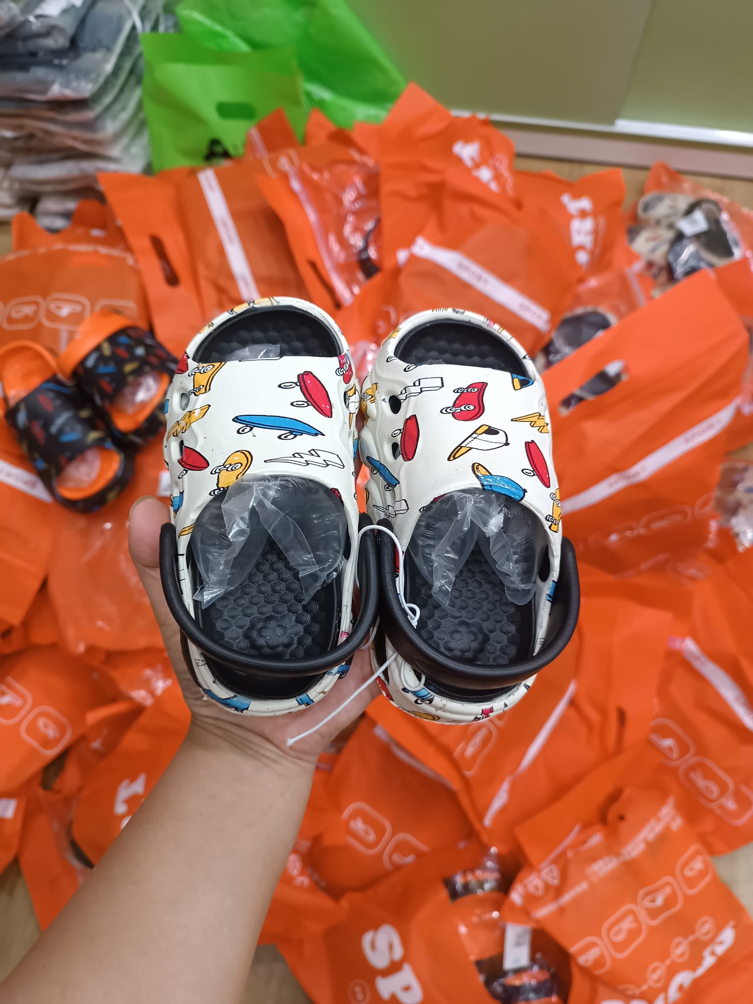 [🆕🇻🇳]  Thời Trang Trẻ Em Quảng Châu Cao Cấp – Happy Baby Store 🧑‍🧒❤️️👶⭐️ DÉP VỀ HÀNG ĐẸP MÊ LY CÁC MOM ƠI  Size 24_37 ( từ 15.5cm _ 22cm )  Chất nhựa eva siêu mềm, cực êm chân, phom dáng độn đế 5 phân đỉnh của chốp.
, shares-0✔️ , likes-0❤️️ , date-2024-08-02 16:45:29🇻🇳🇻🇳🇻🇳📰🆕