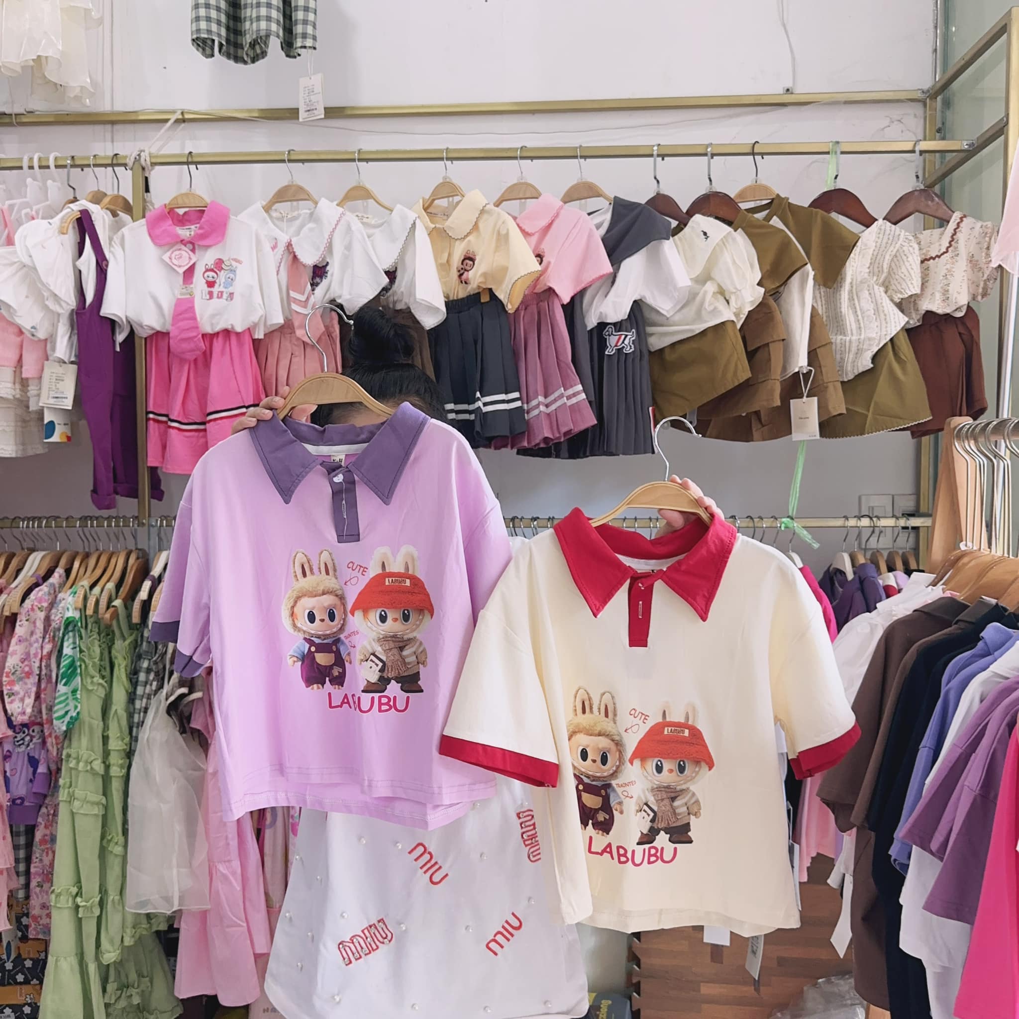 [🆕🇻🇳]  Kids House Shop – Chuyên Thời Trang Quảng Châu cho bé 🧑‍🧒❤️️👶⭐️ Polo xinh
Hàng có sẵn
Kids House shop
155 Hai Bà Trưng-Đồng Hới
#thờitrangtrẻem
#áo_quần_bé
#kidsfashion
#quần_áo_trẻ_em_Đồng_Hới
#155_Hai_Bà_Trưng
, shares-0✔️ , likes-4❤️️ , date-2024-08-07 23:38:04🇻🇳🇻🇳🇻🇳📰🆕
