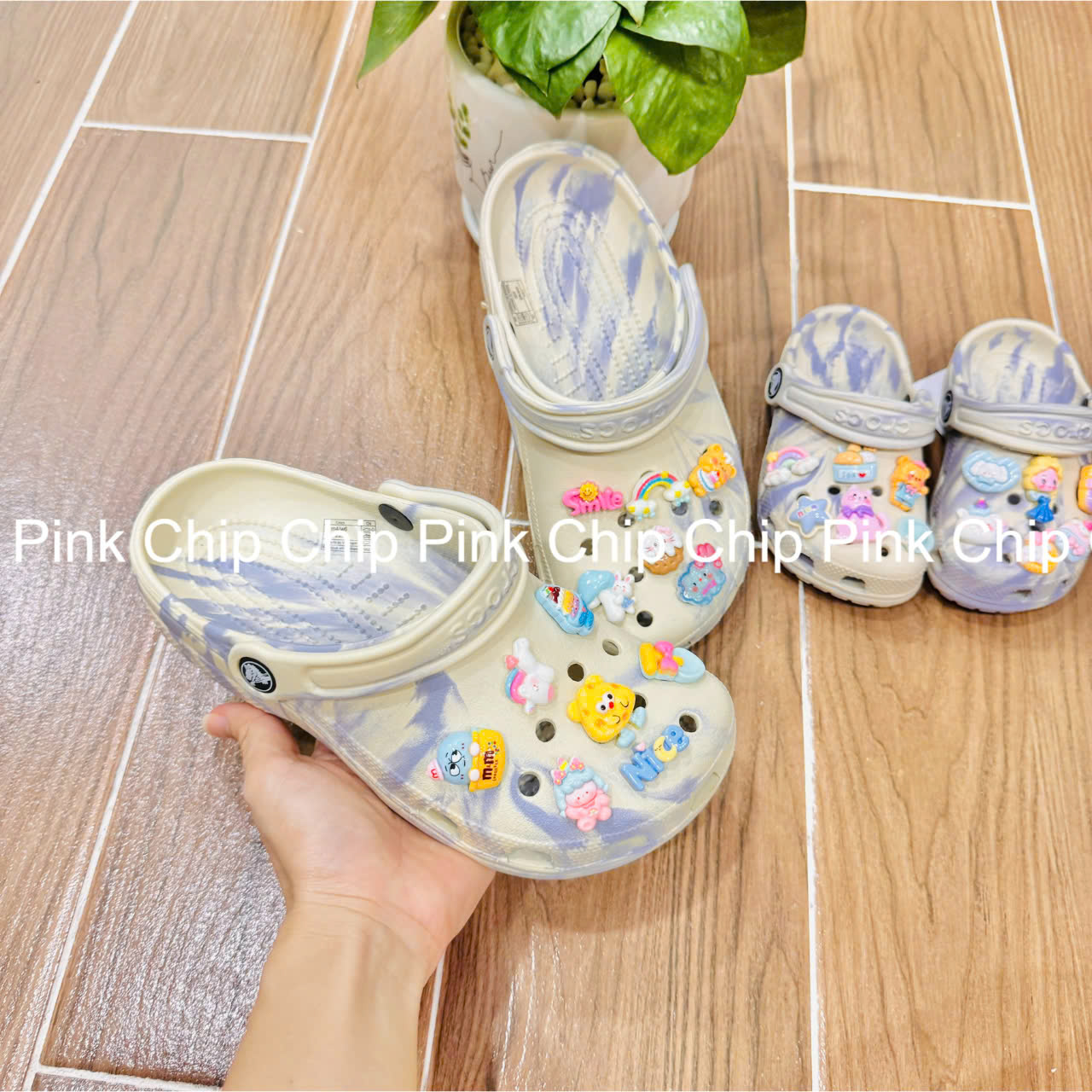 [🆕🇻🇳]  Chip Chip Pink-Chuyên sỉ và lẻ các loại “cờ rốc” và Jibbitz/ Sticker! 🧑‍🧒❤️️👶⭐️ 𝐿𝑎̂𝑢 𝑟𝑜̂̀𝑖 𝑚𝑜̛́𝑖 𝑣𝑒̂̀ đ𝑢̛𝑜̛̣𝑐 𝑙𝑜𝑎𝑛𝑔, 𝑚𝑎̀ 𝑙𝑎̣𝑖 𝑐𝑜́ 𝑐𝑎̣̆𝑝 𝑐ℎ𝑜 𝑐𝑎̉ 𝑚𝑒̣ 𝑣𝑎̀ 𝑏𝑒́, 𝑐𝑢̛𝑛𝑔 𝑥𝑖̉𝑢 𝑙𝑢𝑜̂𝑛 𝑎̣Loang luôn là một trong những dòng best seller nhà Chip, , shares-0✔️ , likes-1❤️️ , date-2024-08-08 19:05:18🇻🇳🇻🇳🇻🇳📰🆕