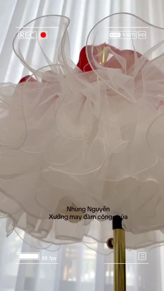 [🆕🇻🇳]  Nhung Nguyễn-Xưởng may đầm công chúa – Luôn cập nhật xu hướng thời trang mới nhất hít hót nhất 🧑‍🧒❤️️👶⭐️ Link shopee. .     Váy thung thu 2024 #vaycongchuachobe #vaychobegai #vaybegai #dambegai #vaytreem #damcongchuabegai #vaycongchuabegai #vaychobe #damchobeg , shares-1✔️ , likes-52❤️️ , date-2024-08-17 23:05:58🇻🇳🇻🇳🇻🇳📰🆕