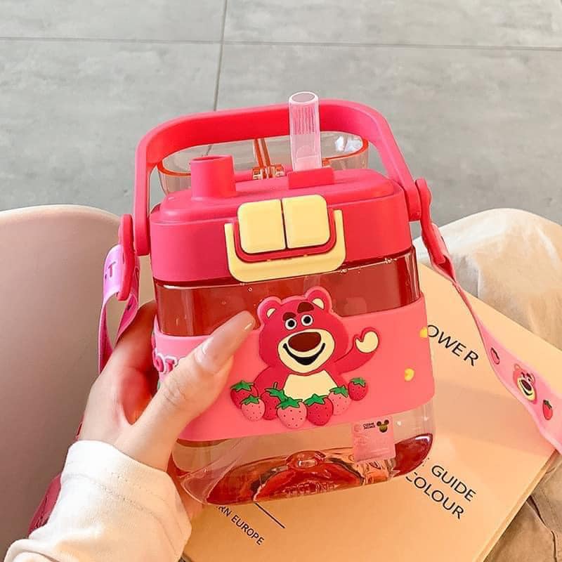 [🆕🇻🇳]  Bí Bo Shop – Cửa hàng quần áo sơ sinh & trẻ em 🧑‍🧒❤️️👶⭐️ Bình đựng nước nhựa tritan cho bé.
Thiết kế thông minh, uống được 2 kiểu, có tay cầm ngắn, và dây đeo dài.
Dung tích: 600ml. Thích hợp dùng nhà, siêu thị  , shares-0✔️ , likes-4❤️️ , date-2024-08-20 21:41:42🇻🇳🇻🇳🇻🇳📰🆕