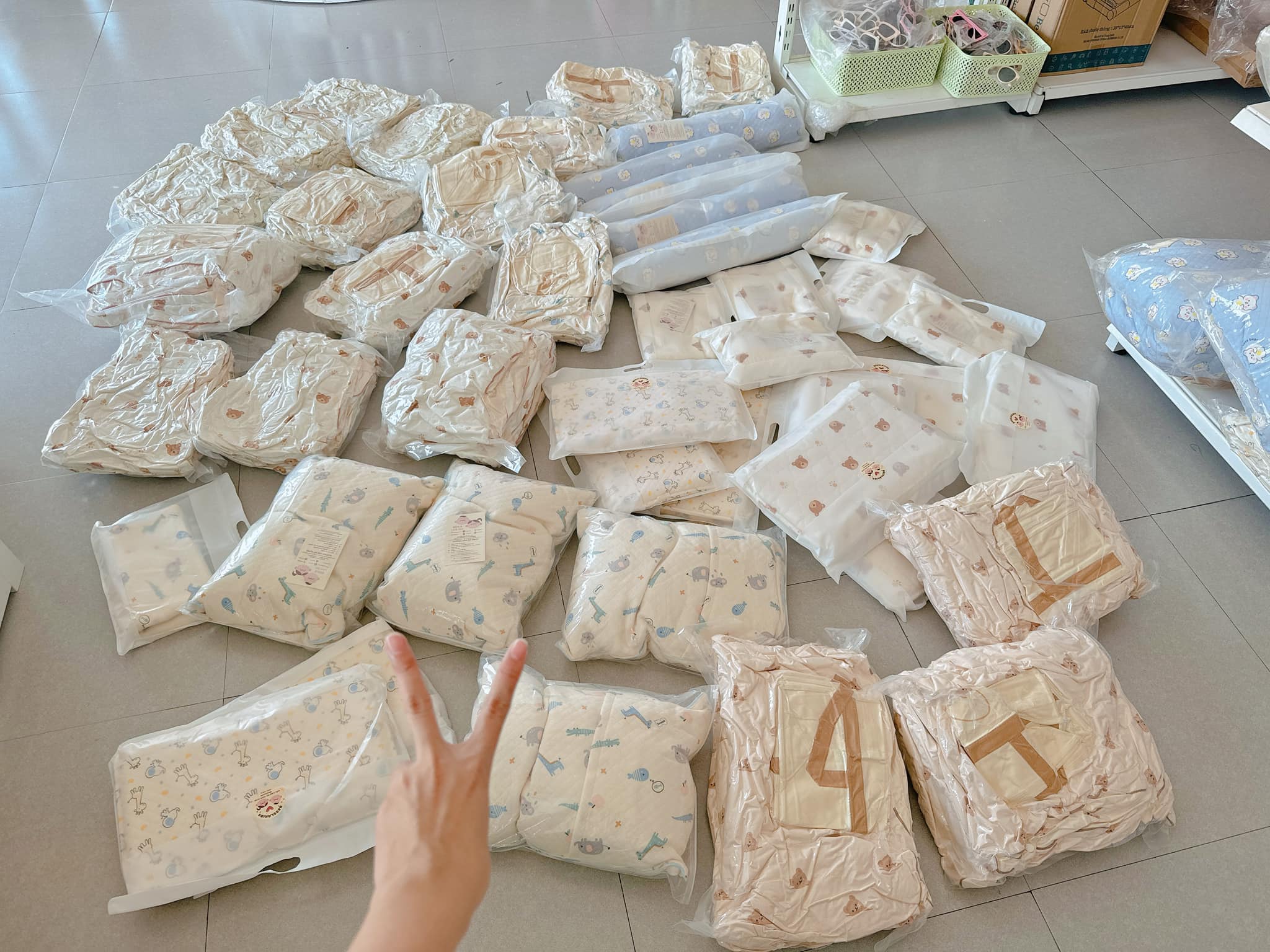 [🆕🇻🇳]  Bibu Store – Mẹ và bé – Trọn gói đi sinh🧑‍🧒❤️️👶⭐️ Vừa về thêm sáng nay. Khui 2 bao hàng ngập lối đi
, shares-0✔️ , likes-0❤️️ , date-2024-08-20 13:23:10🇻🇳🇻🇳🇻🇳📰🆕